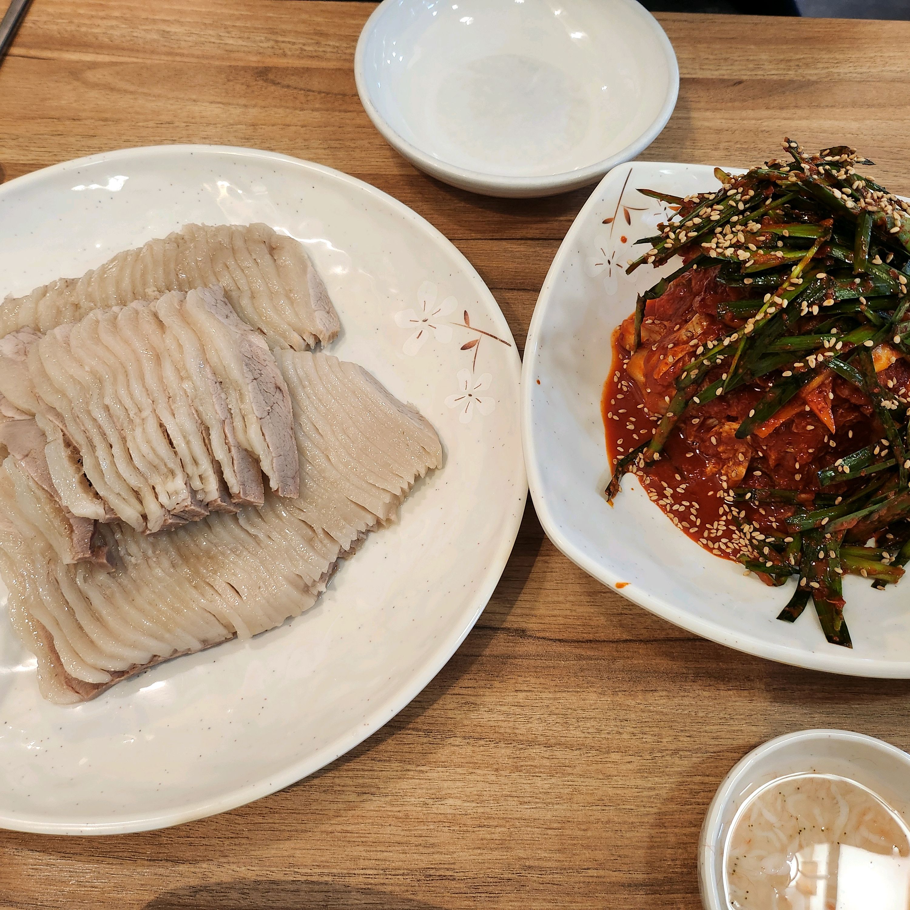 가브리살 넘 촉촉하고 맛있고...! 사골육수 칼국수 짱이에요 - 안양 맛집 원더풀보쌈 안양평촌 본점