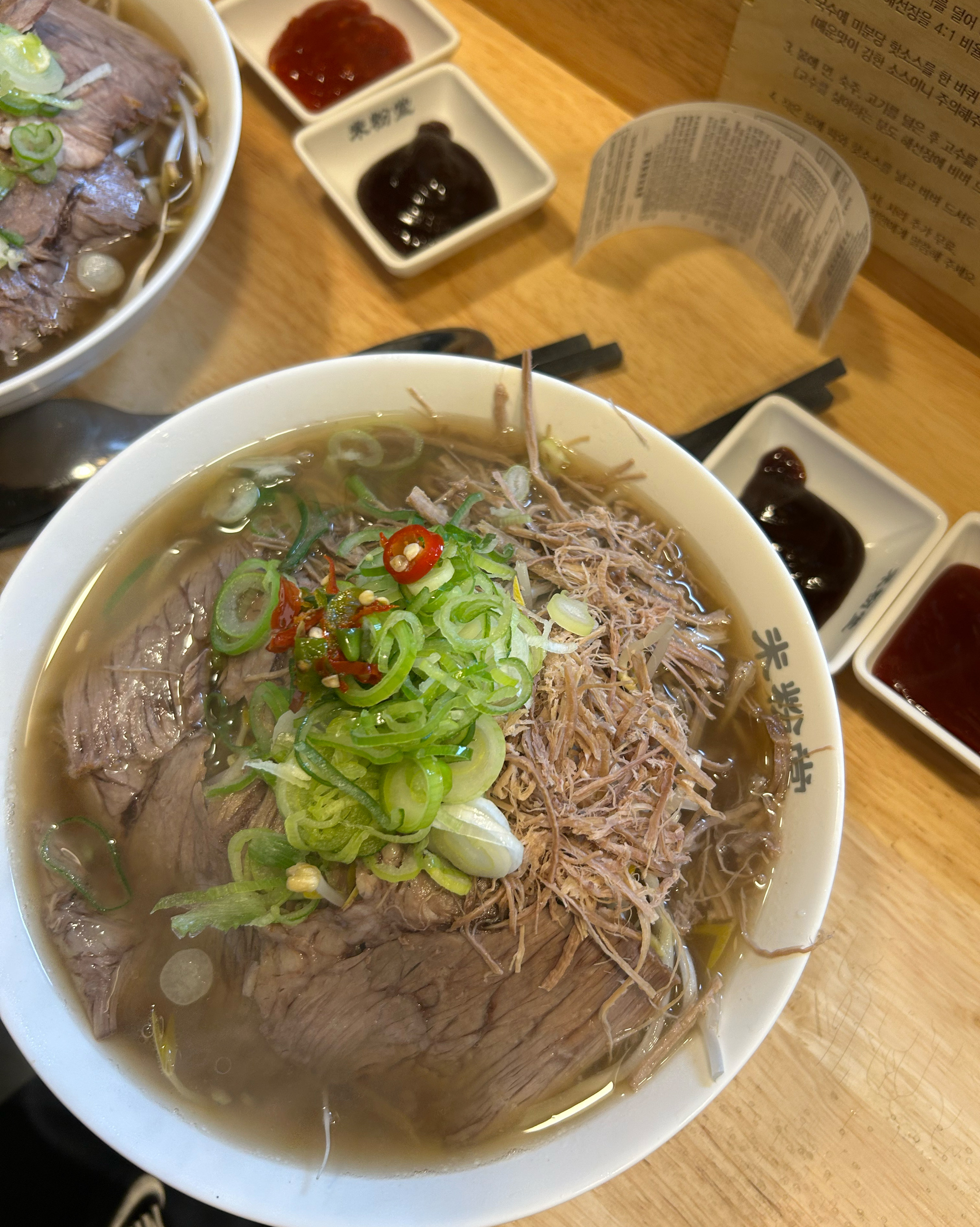 배달로 시켜먹어본 적이 있는데, 매장에서 먹으면 더 맛있어요!! 인테리어도 깔끔하고 또올게