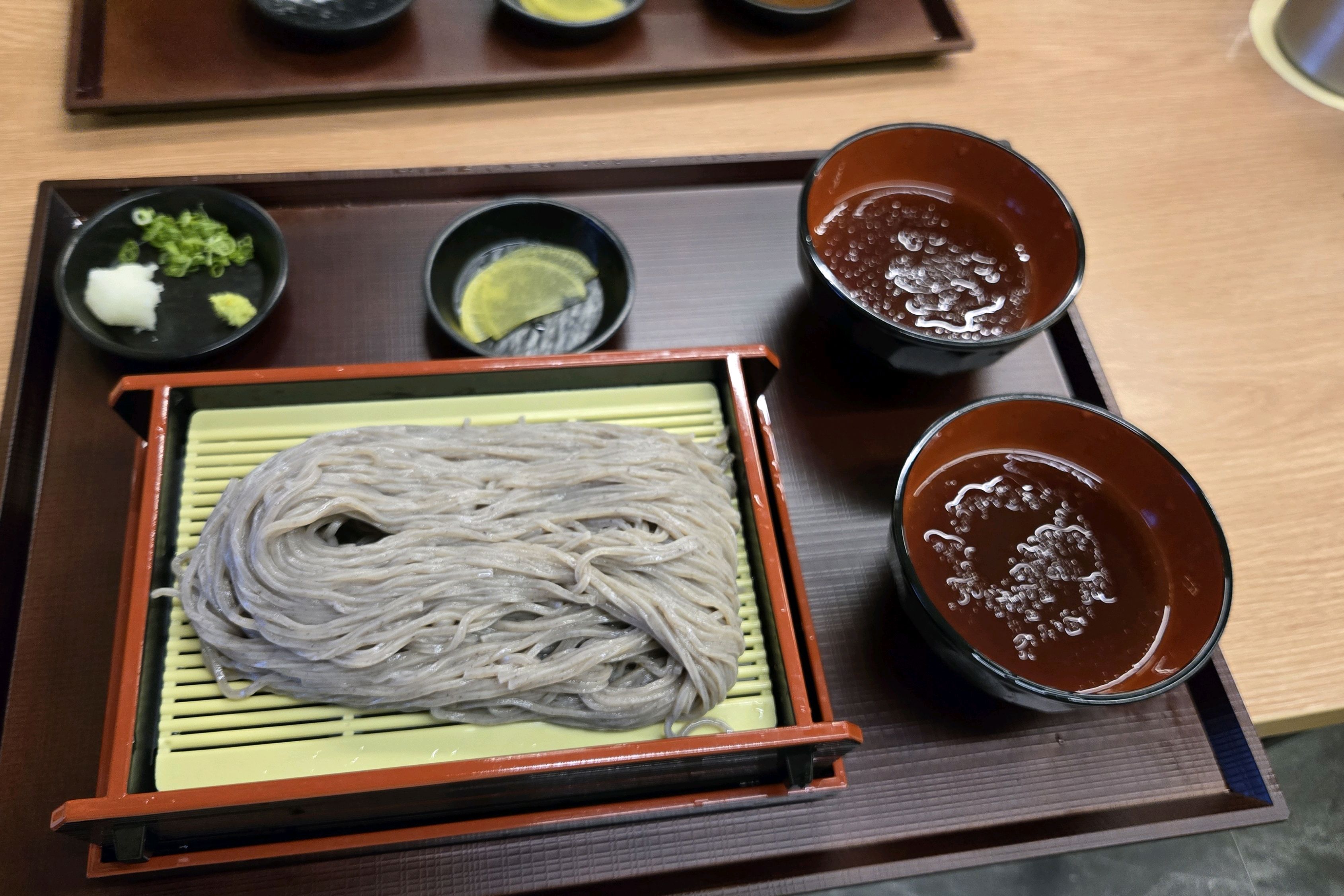 넷이 돈까스 2개, 냉소바 2개 주문하였습니다. 돈까스 정말 맛있어요. 냉소바 주실때 4명