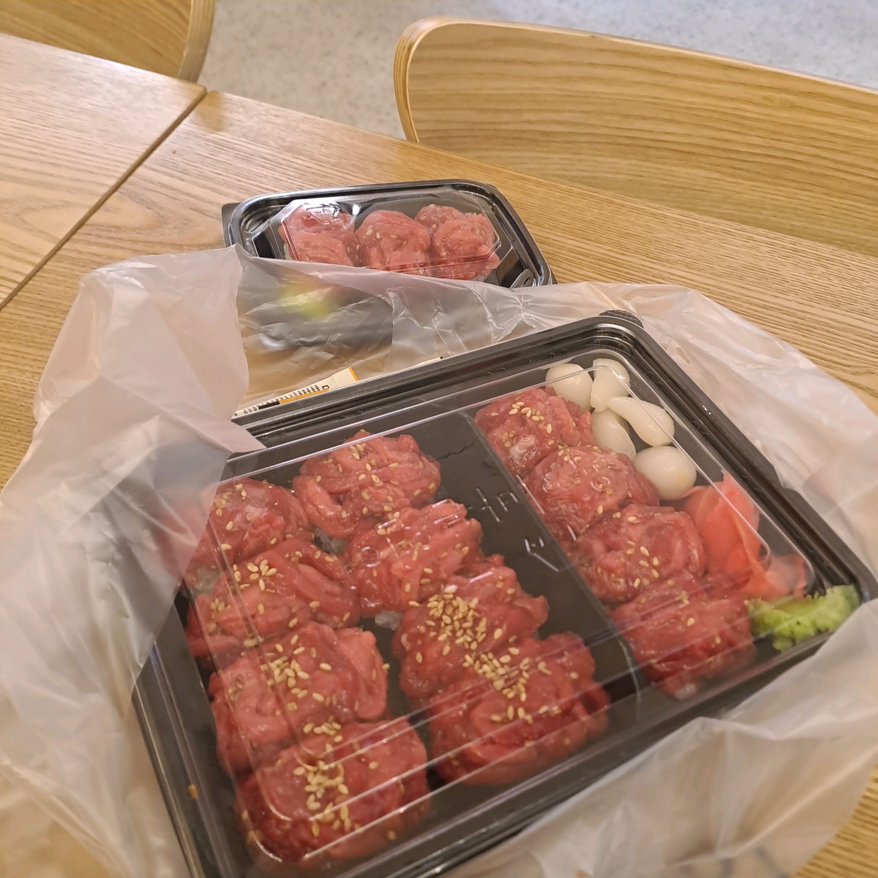 항상 배달 시켜먹는데 너무 맛있어서 주변 매장 방문한 겸 들렸습니다. 가성비도 좋고 매일