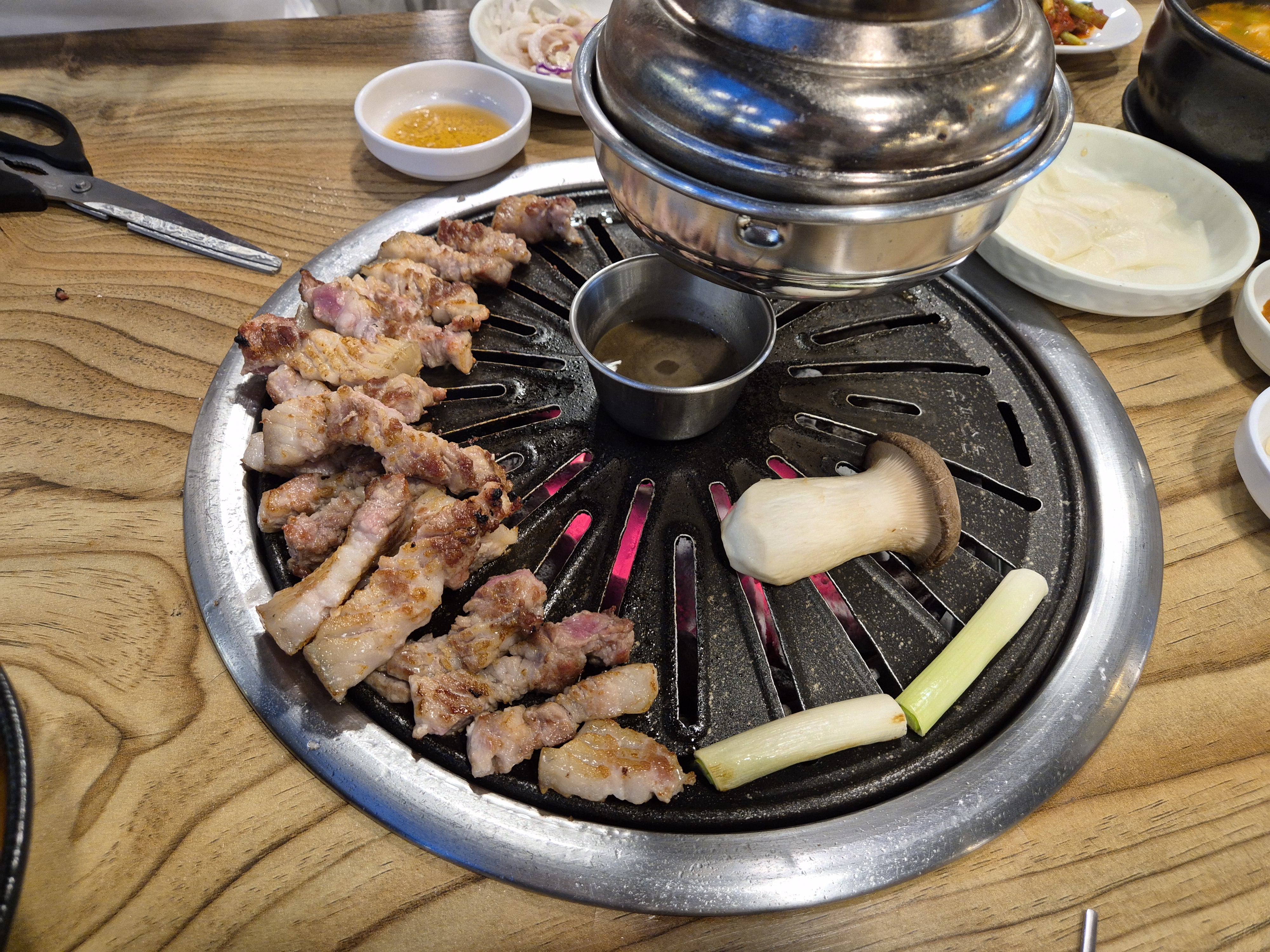 식당 바로 옆에 바다가 보여서 분위기가 너무 좋고 고기도 너무 맛있어서 배부르게 잘 먹었습