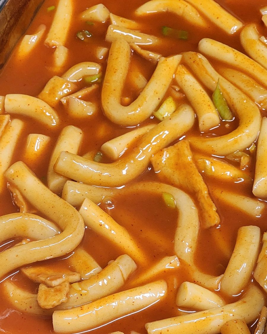 평일에 가도 웨이팅 있는 맛집. 일반 떡볶이랑 비슷해 보이는데 떡도 정말 쫄깃하고 계속 먹