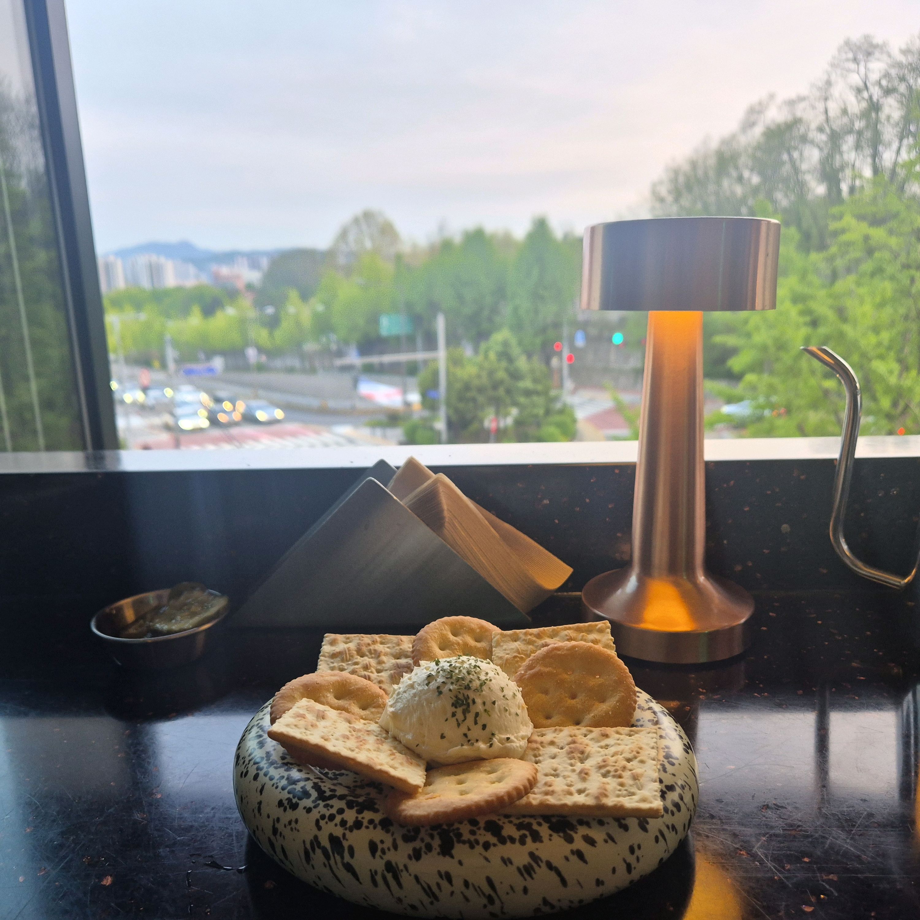 검색해서 왔는데 조명도 분위기도 예쁘고 - 이태원 맛집 핌피 이태원