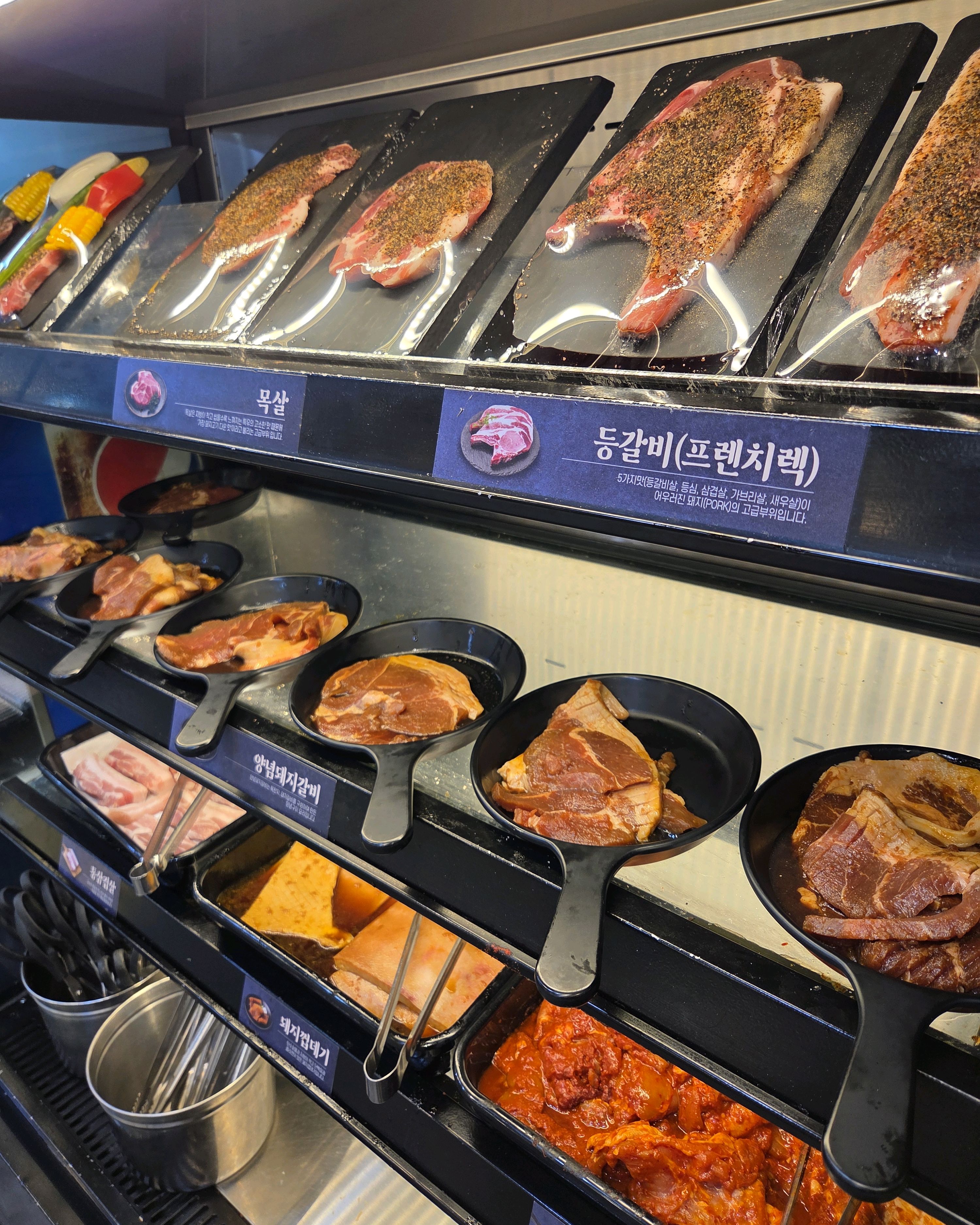 가성비좋고 편리해요~ 가족단위 손님이 많고 아이들용 게임장?있어요. 음식점보다는 작은 주차