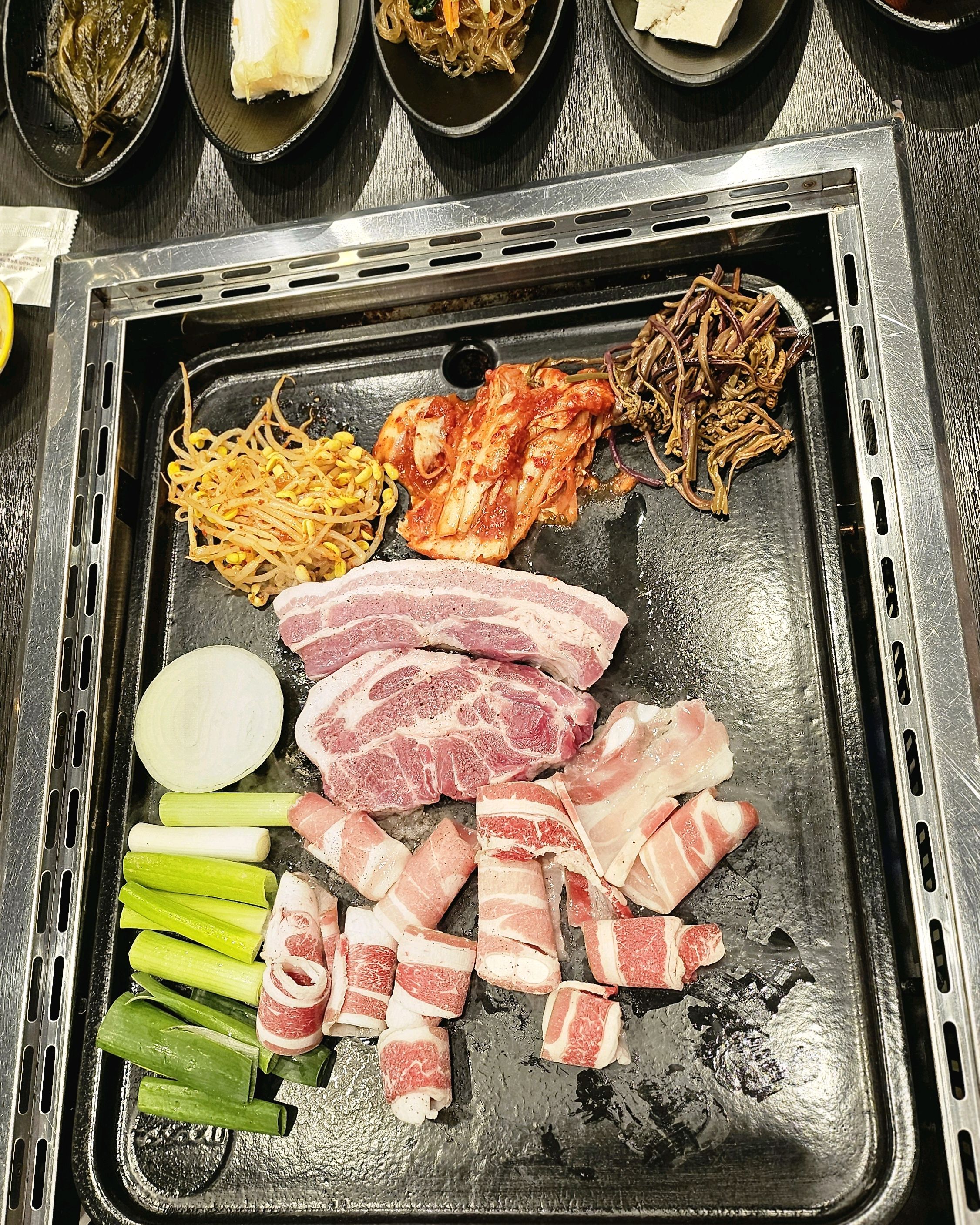 남자친구랑 여행왔다가 우연히 들른곳인데 반찬도 정갈하니 종류도많고 고기도 굿!! 담에 또들