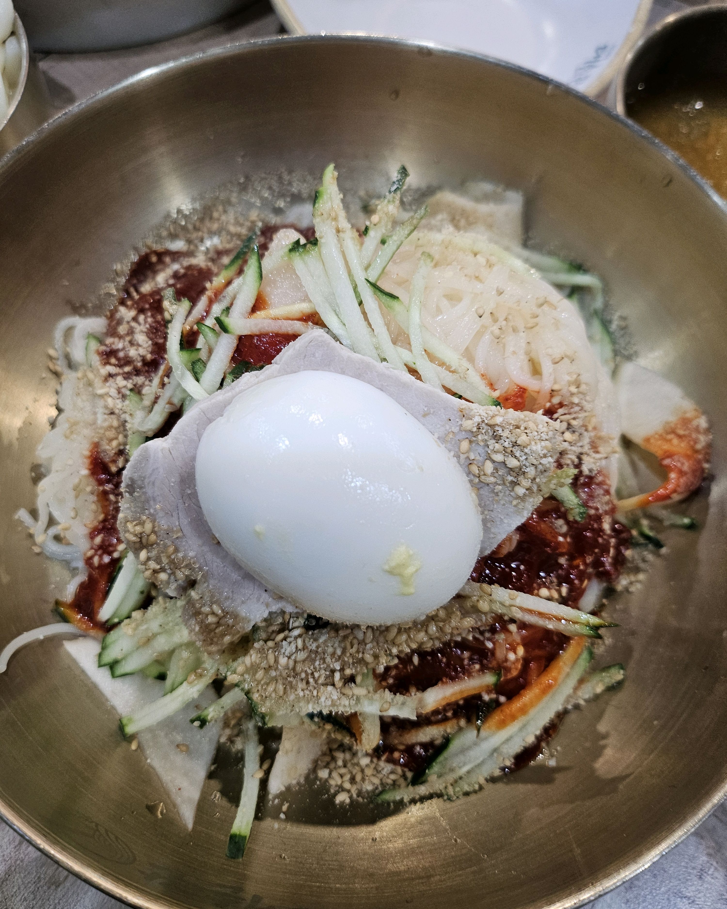 치즈돈가스는 겉은 바삭하고 속은 촉촉한 돼지고기에, 쭈욱 늘어나는 부드러운 치즈가 환상적인