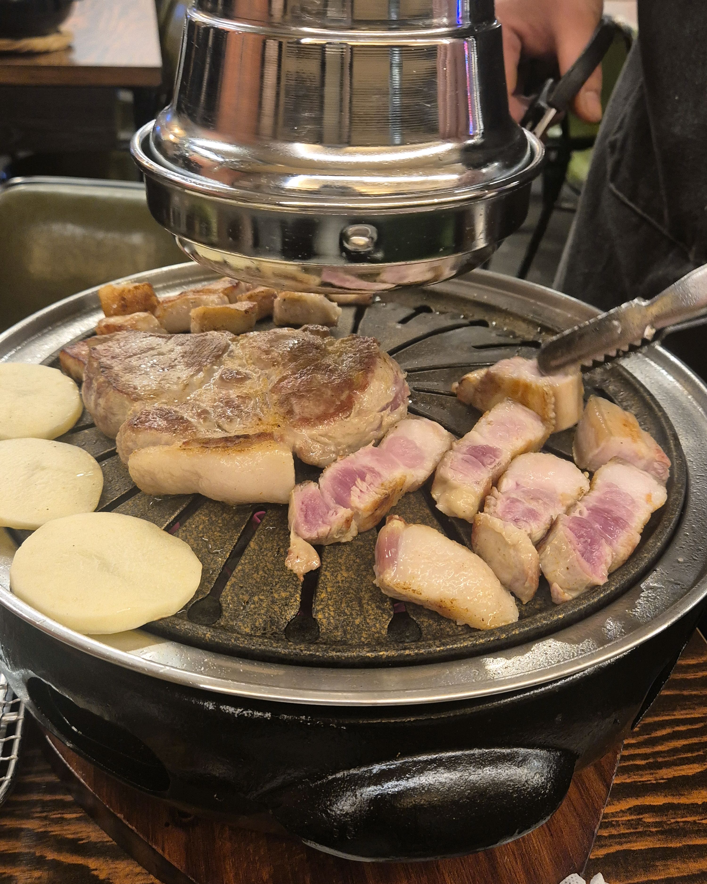 처음와봤는데 고기도 질이 좋고 맛있어요 직원들도 친절하고 뼈삼겹은 처음이었는데 맛있고 또오