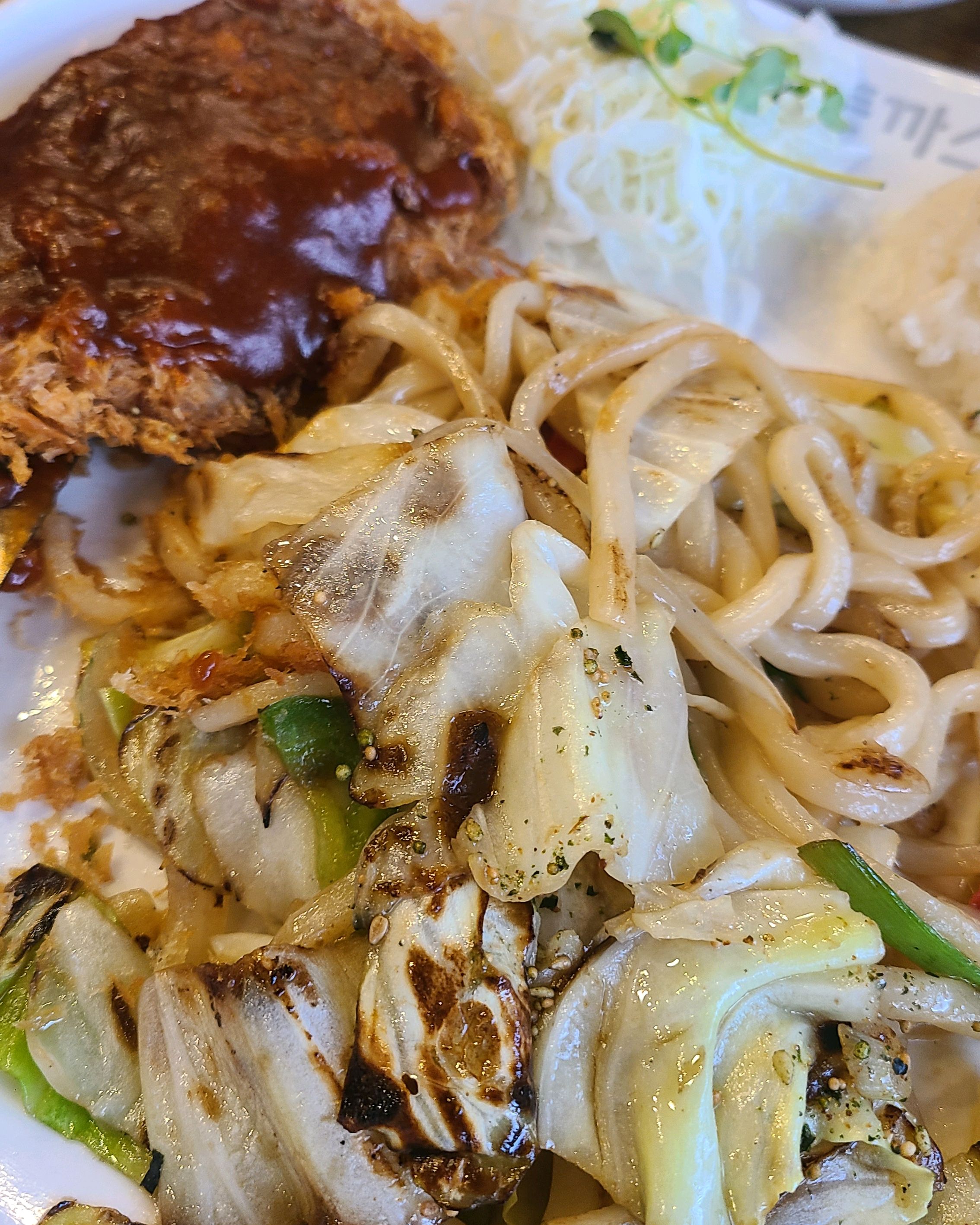 양도 많은 편이고 - 온양온천 맛집 홍익돈까스 온양온천점