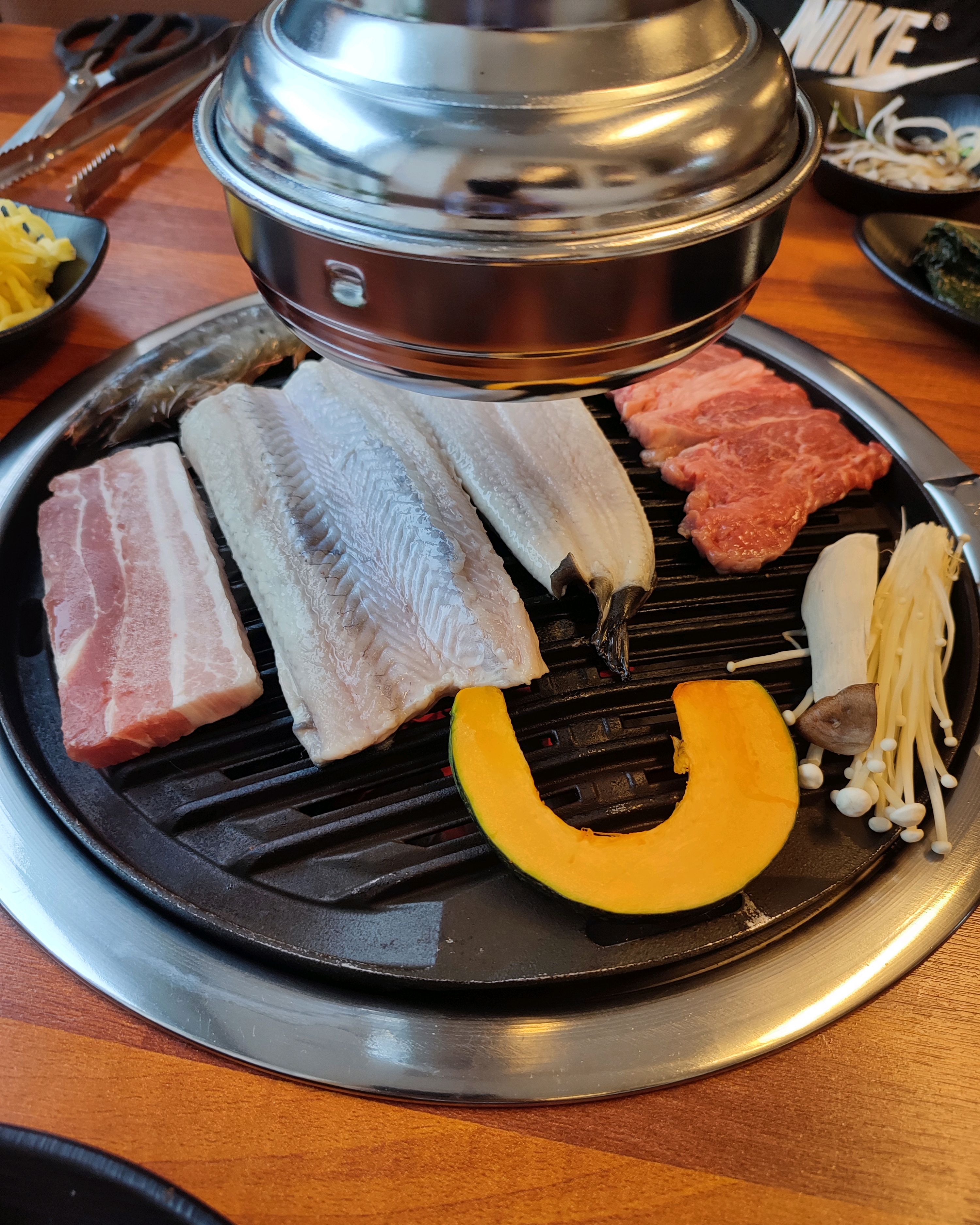 지나가다 우연히 대기 있는걸 보고 주말에 먹으러왔어요! 장어, 삼겹살, 소고기 무한리필로