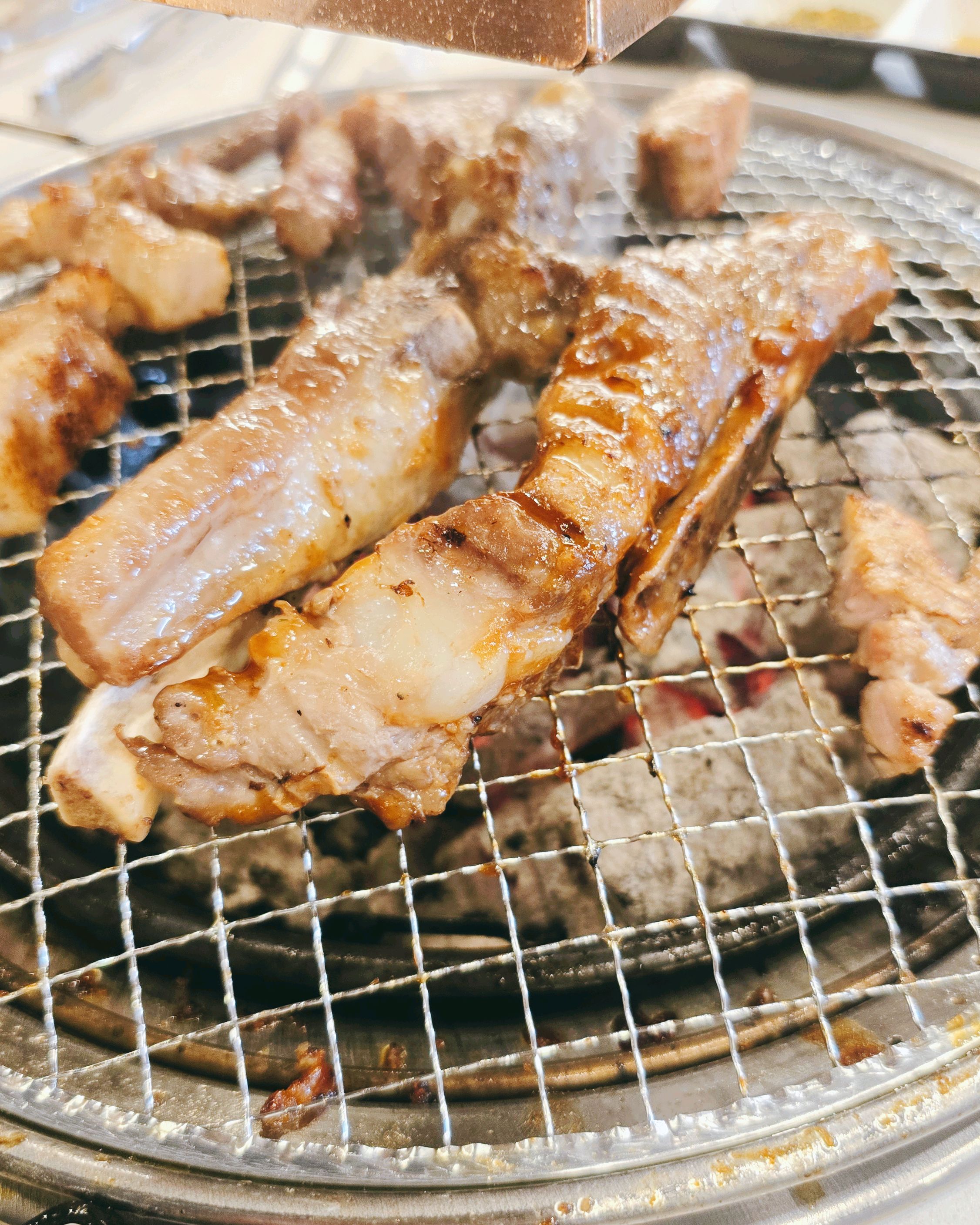 오픈해서 다녀왔는데 직원분들 친절하시고, 고기랑 사이드 메뉴 모두 맛있어요. - 대전 맛집 육미제당 대전괴정롯데점