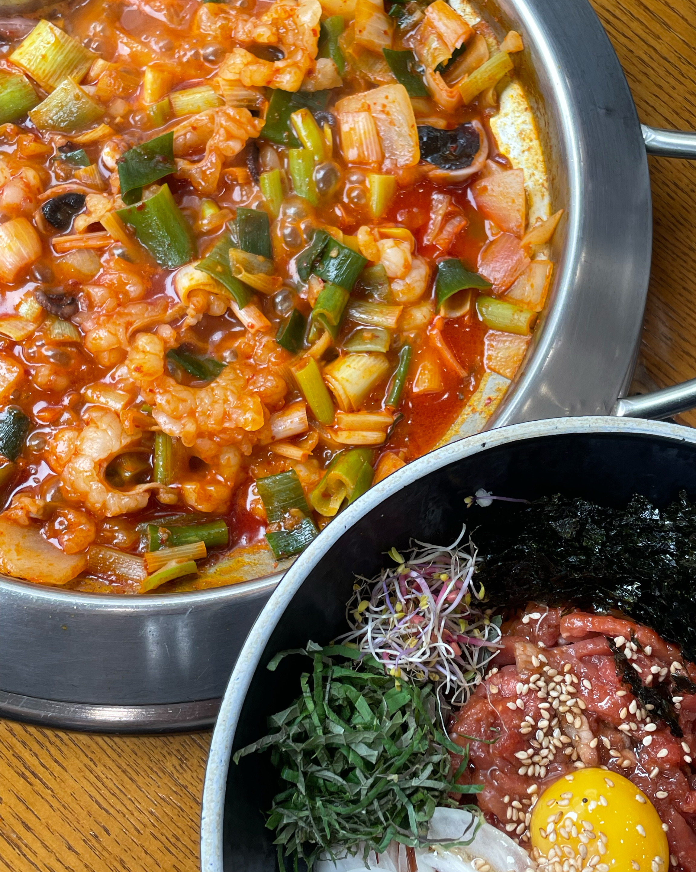 너무 맛있네요ㅠ 한국인이라면 무조건 좋아하는맛입니다!! 그리고 육회라면!!! 진짜맛있어요