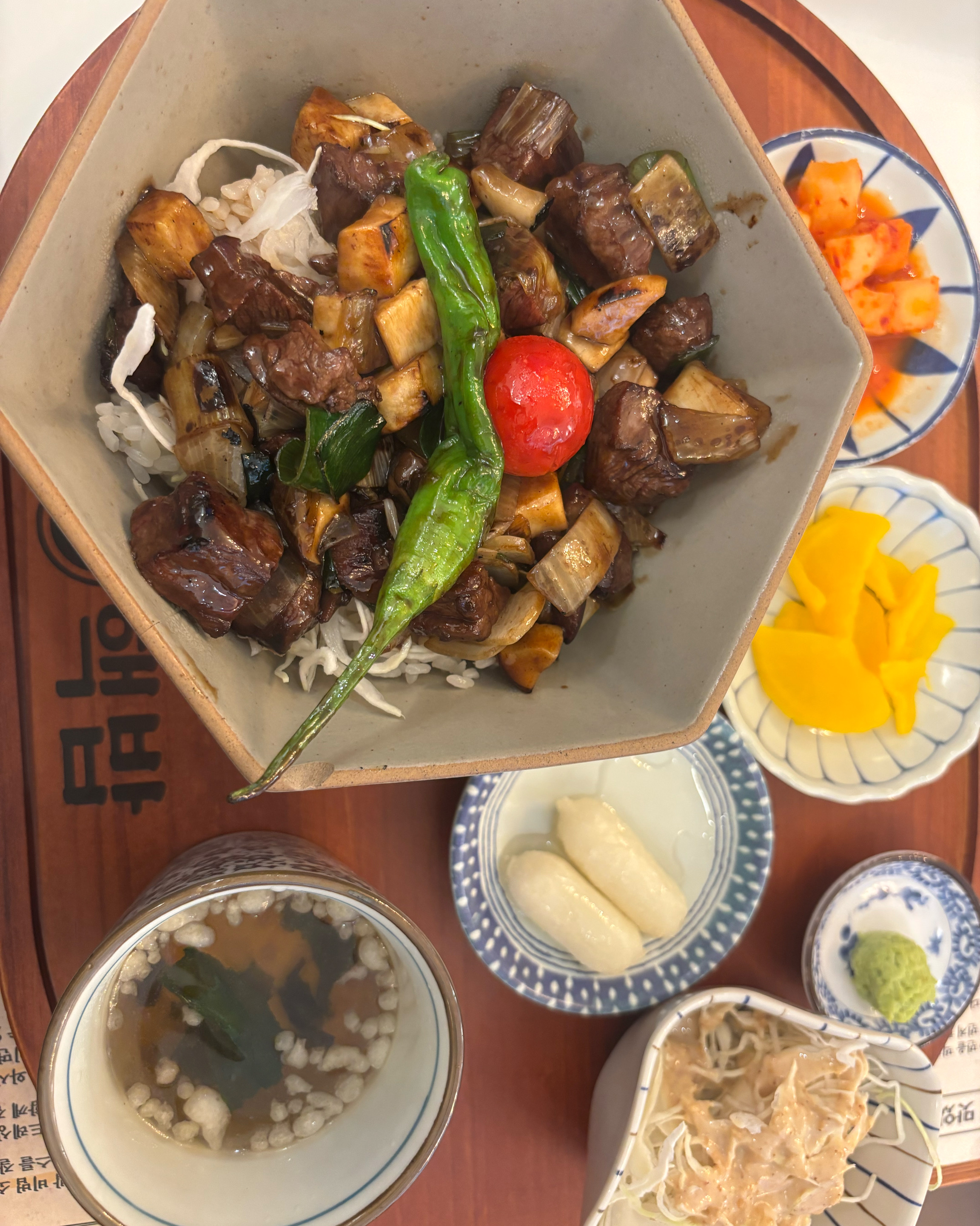 스테이크 덮밥 진짜 맛있네용 고민하다가 왔는데 이거 시키길 잘한거같아요 ㅎㅎ 양념도 맛있어