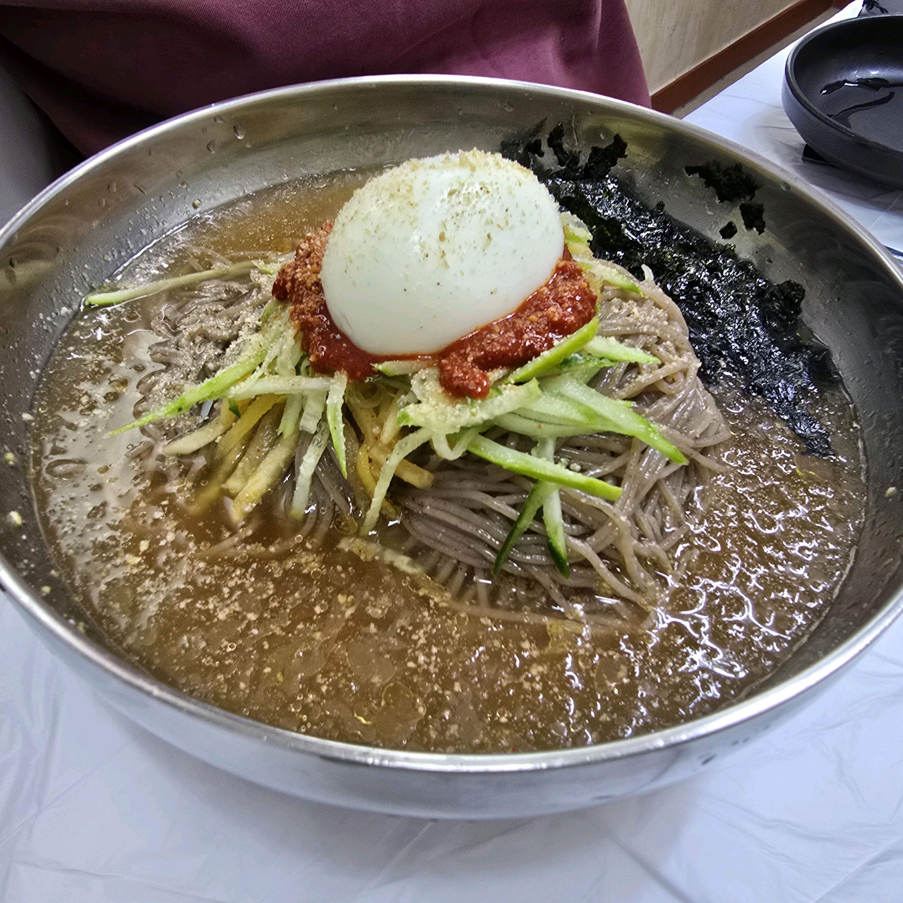 곱배기 하니 양이 무척 많아요 2인분 같네요^^ 간이 섬섬한 편이고 취향따라 추가해서 드심