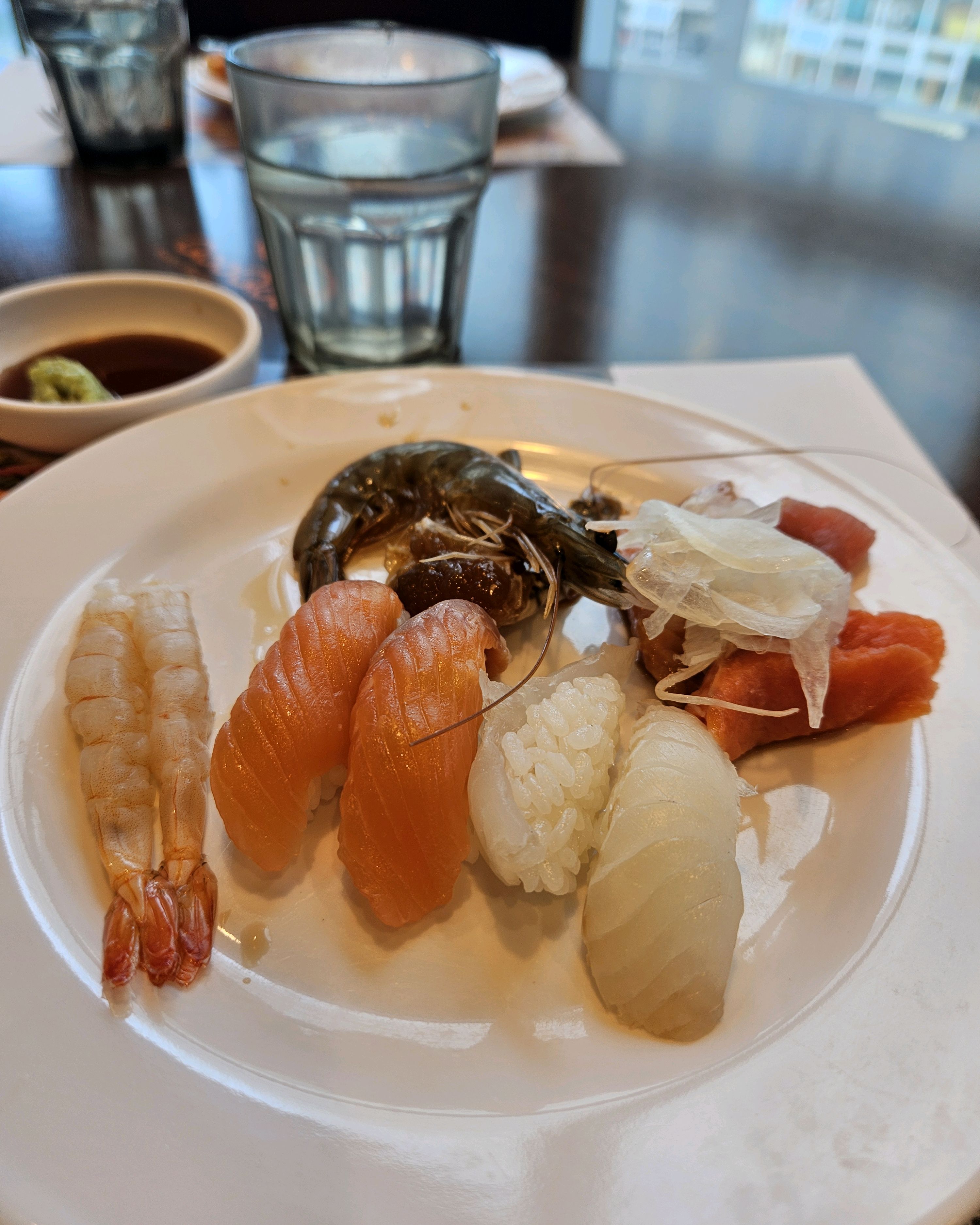 주말 점심에 들렸어요 항상 올 때마다 초밥이랑 연어 참치회가 신선해요~ 초밥먹고 싶을 때마