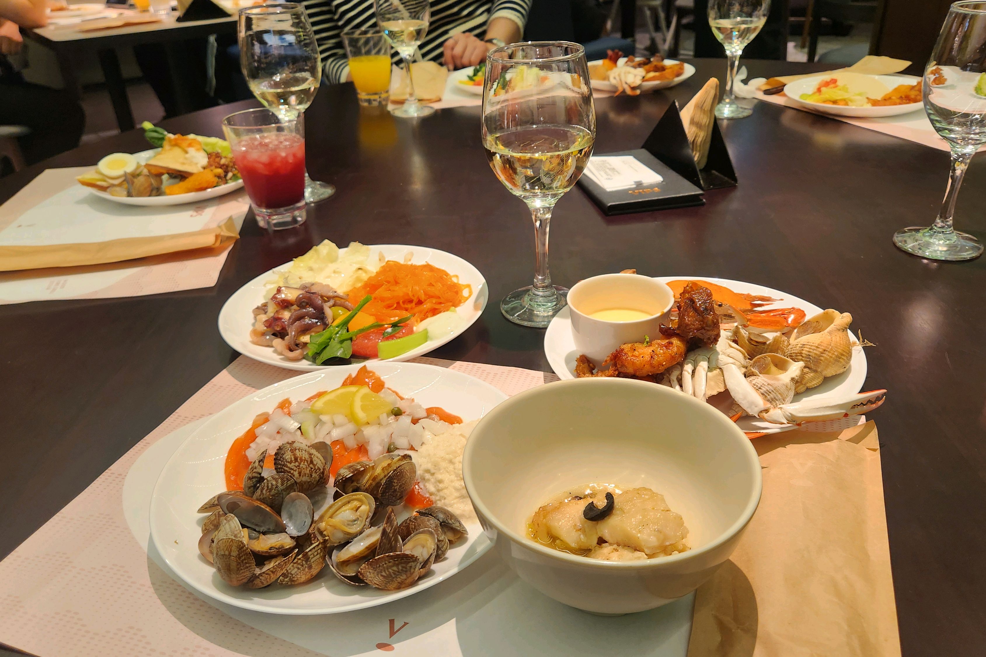해산물메뉴와 화이트와인 조합이 좋은거 같아요. 맛있게 먹었습니다. - 마곡역 맛집 빕스 마곡 원그로브점