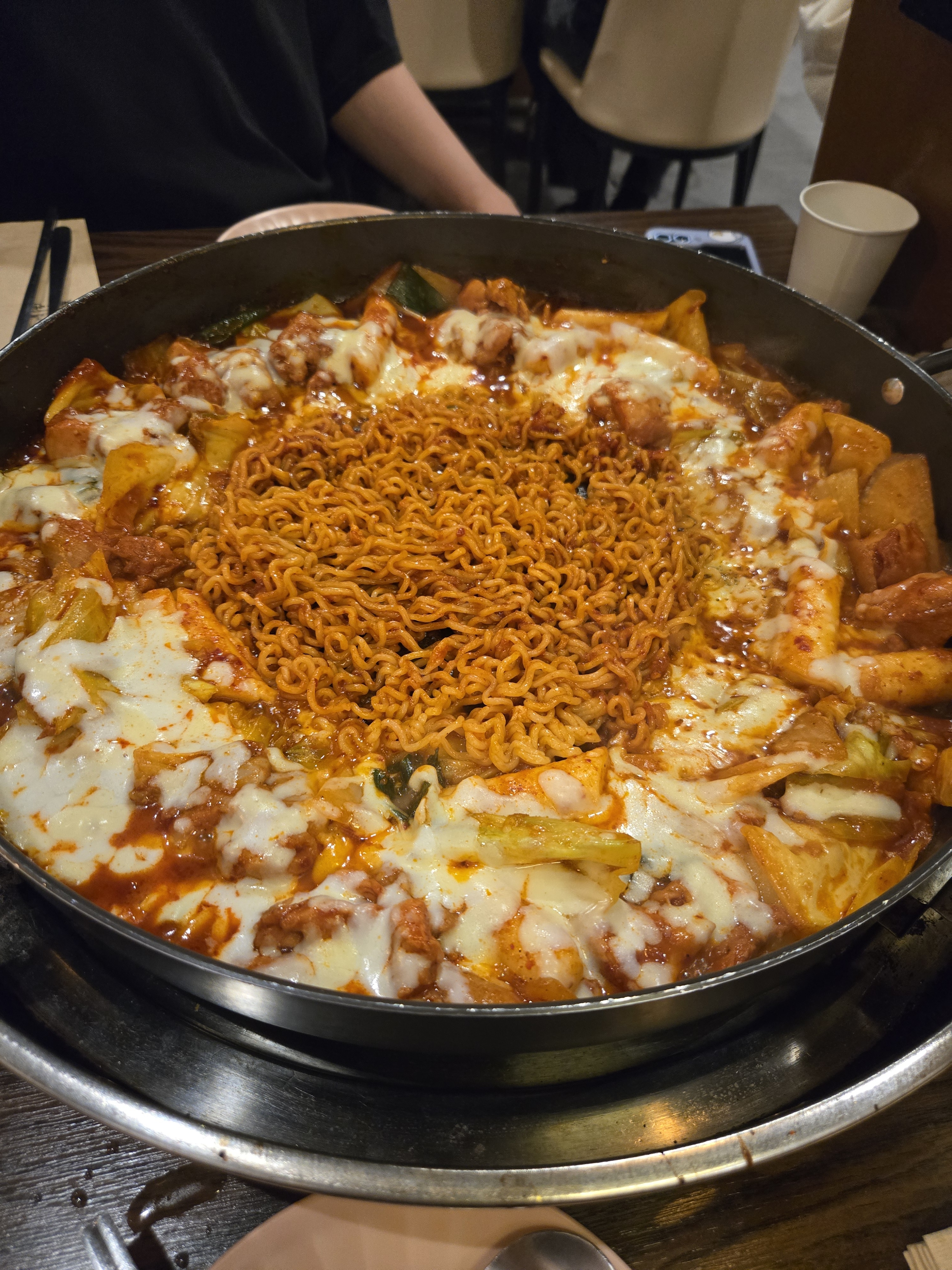 닭갈비먹고싶어서 검색하다 보게되어 찾아왔는데 치즈닭갈비 넘맛있어요 🥹 라면사리도 익힘정도가
