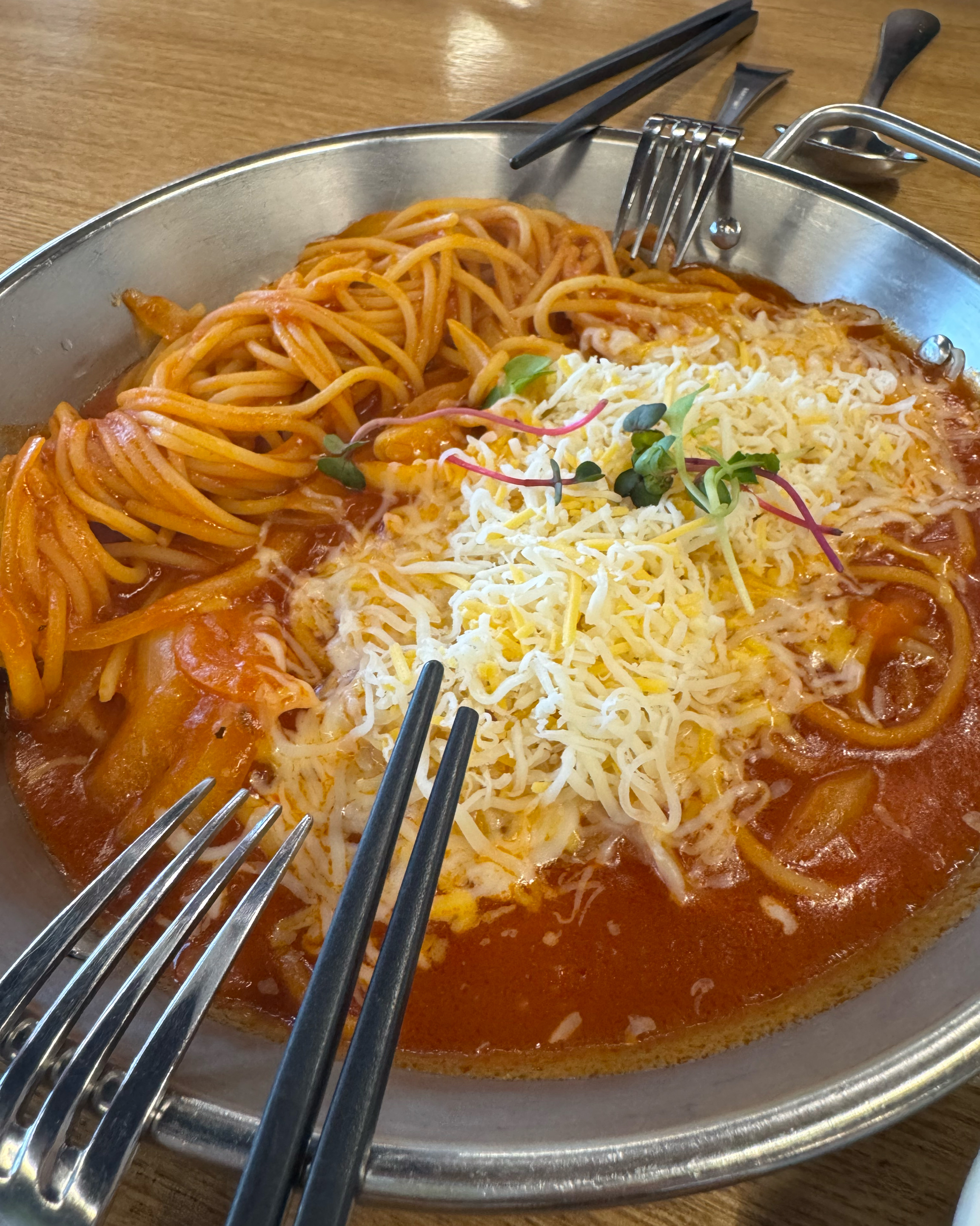 홍익돈까스 왜 맛있다고 하는지 알겠더라구요.. 스파게티도 여러가지 치즈 들어있어서 너무 맛