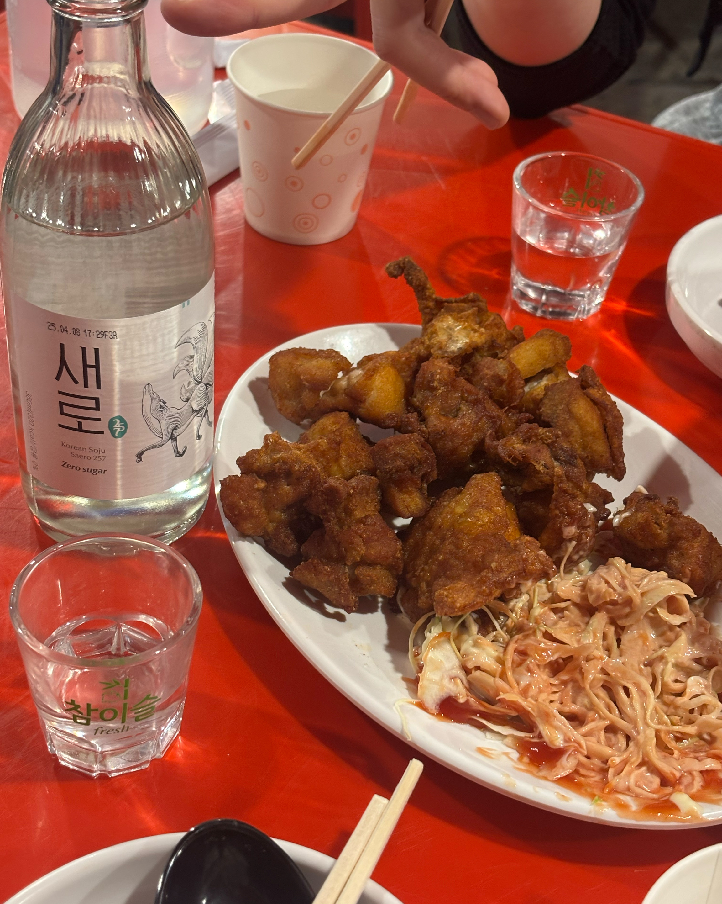 야장 분위기가 넘 좋아요🥹 점원분들이 넘 친절해서 기분 좋게 놀고 갑니당✨ 날씨 더워지기