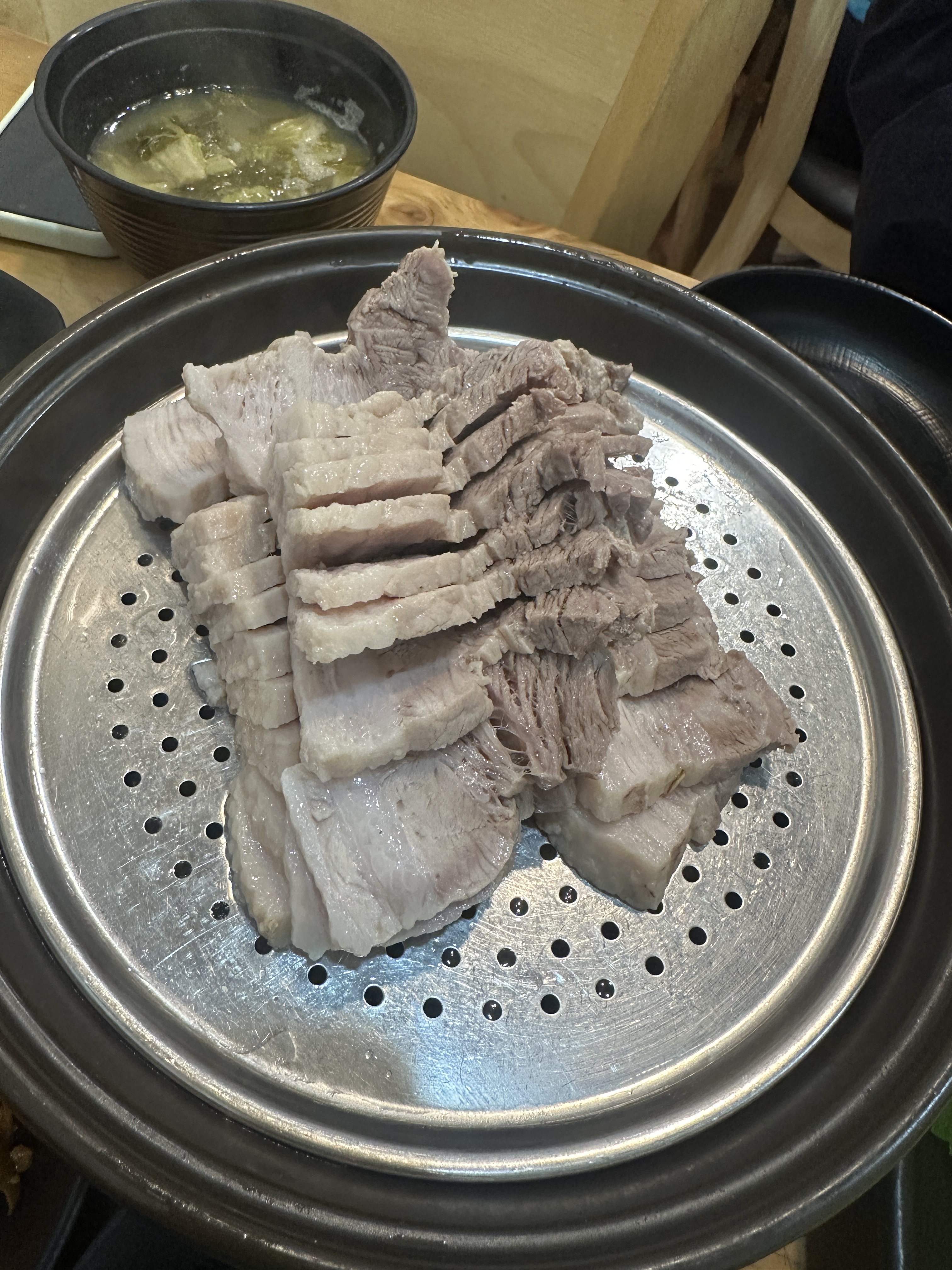 고기기 부드럽고 김치가 정말 맛있어요! - 안양 맛집 뽕나무집 보쌈 만두전골