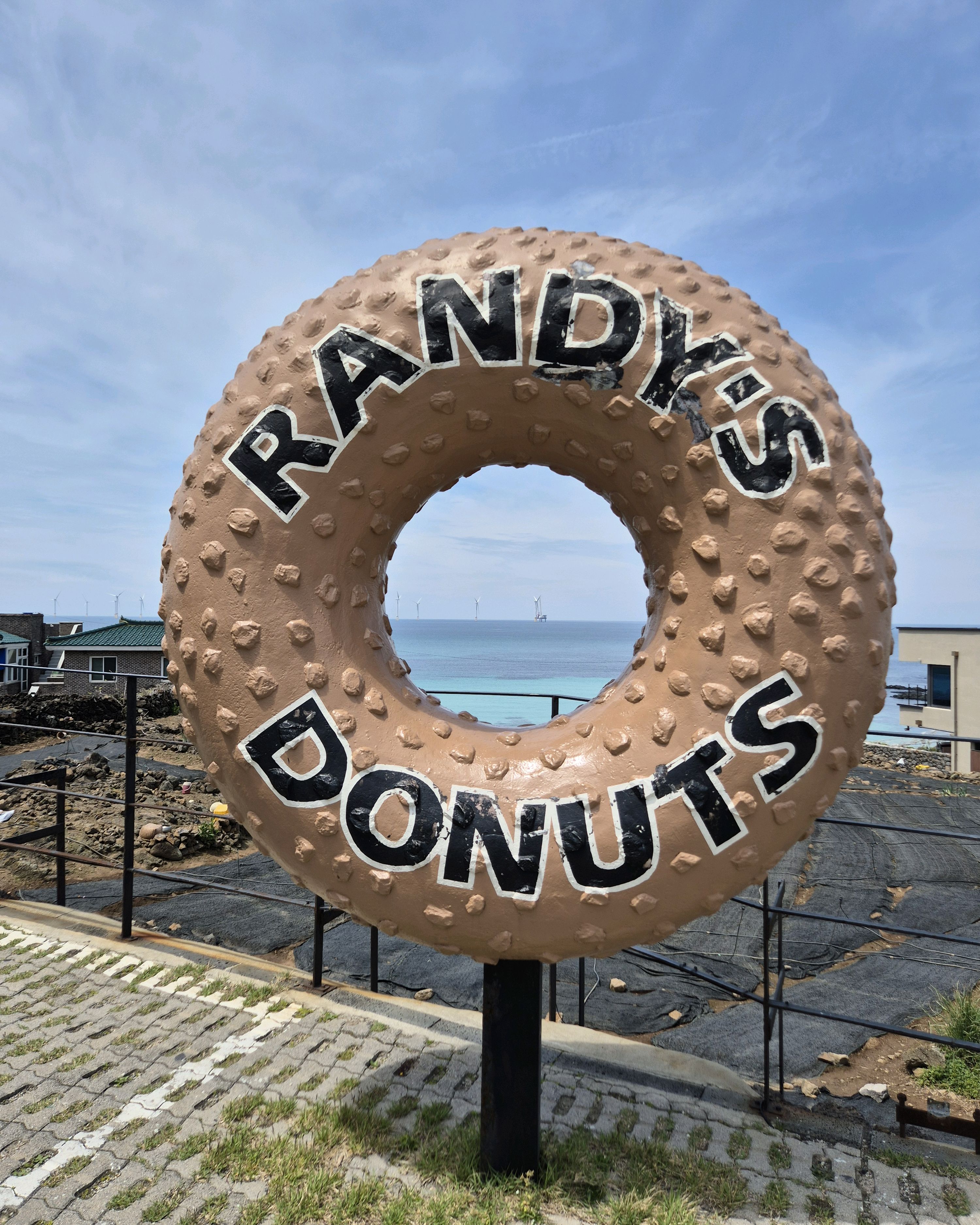 커피와 도넛 궁합이 좋네요 - 제주 맛집 랜디스도넛 애월점