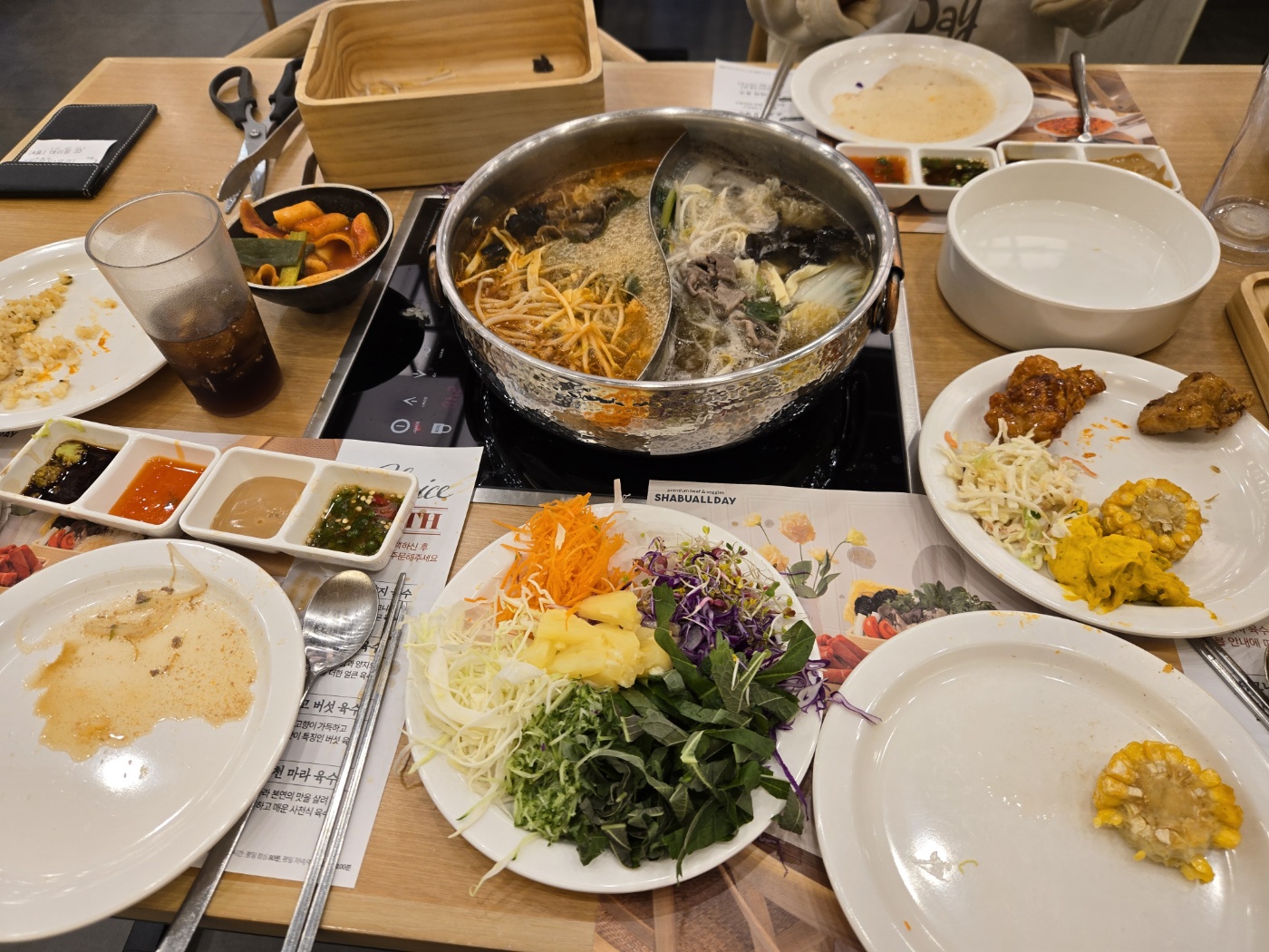 음식들이 깔끔하고 되게 다양하게 많이 있고 아주 맛있어여!! 가족단위로 와서 먹고 즐기기