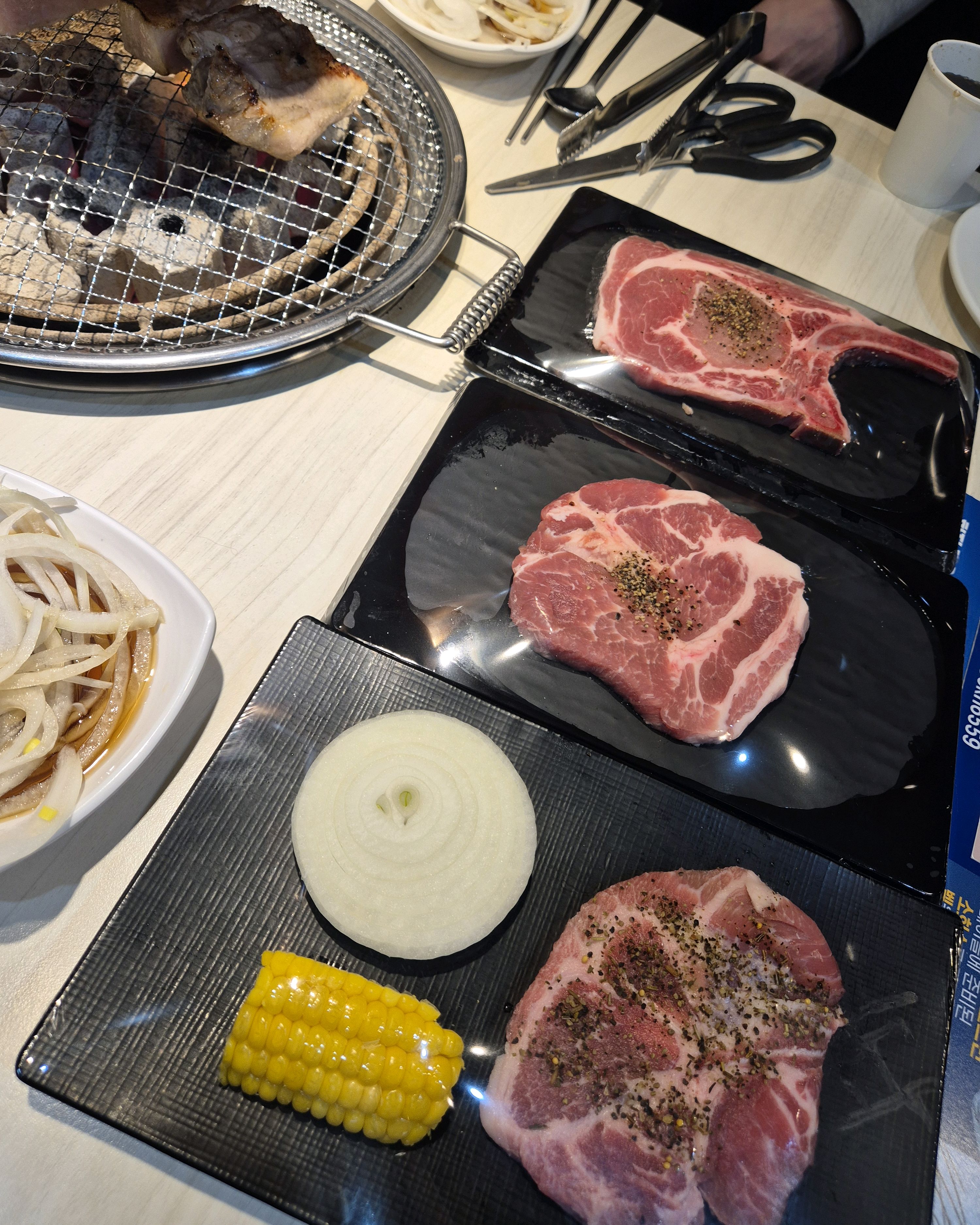 6년만에 명륜진사갈비왔는데 옛날에 제가 알던 명륜이 아닌것같아요!! 공기종류도 많아지고 셀