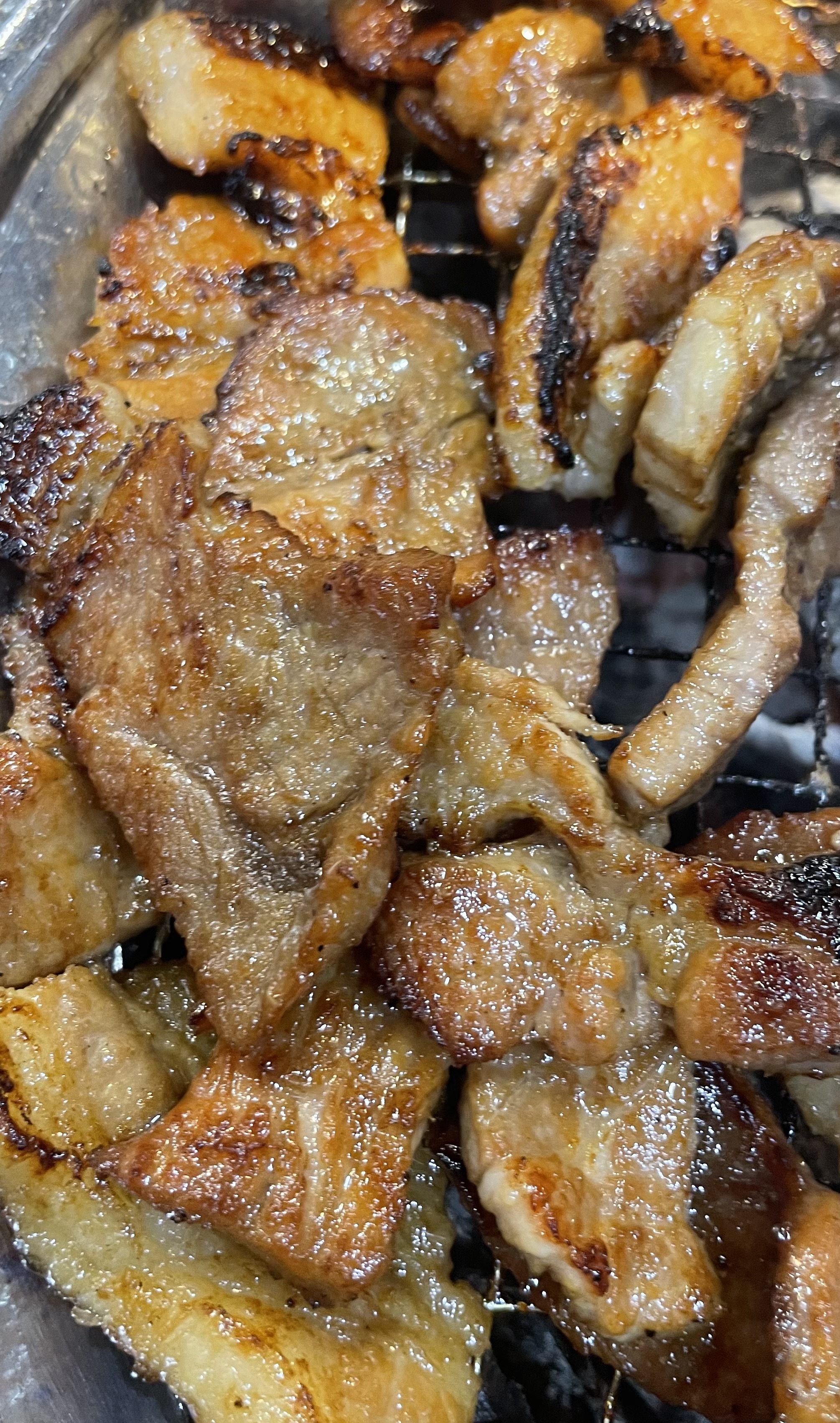 성인 두명 자녀 두명 가정이 함께 식사하기 딱 좋네요! 숯도 좋고 불도 세서 구워먹기도 수