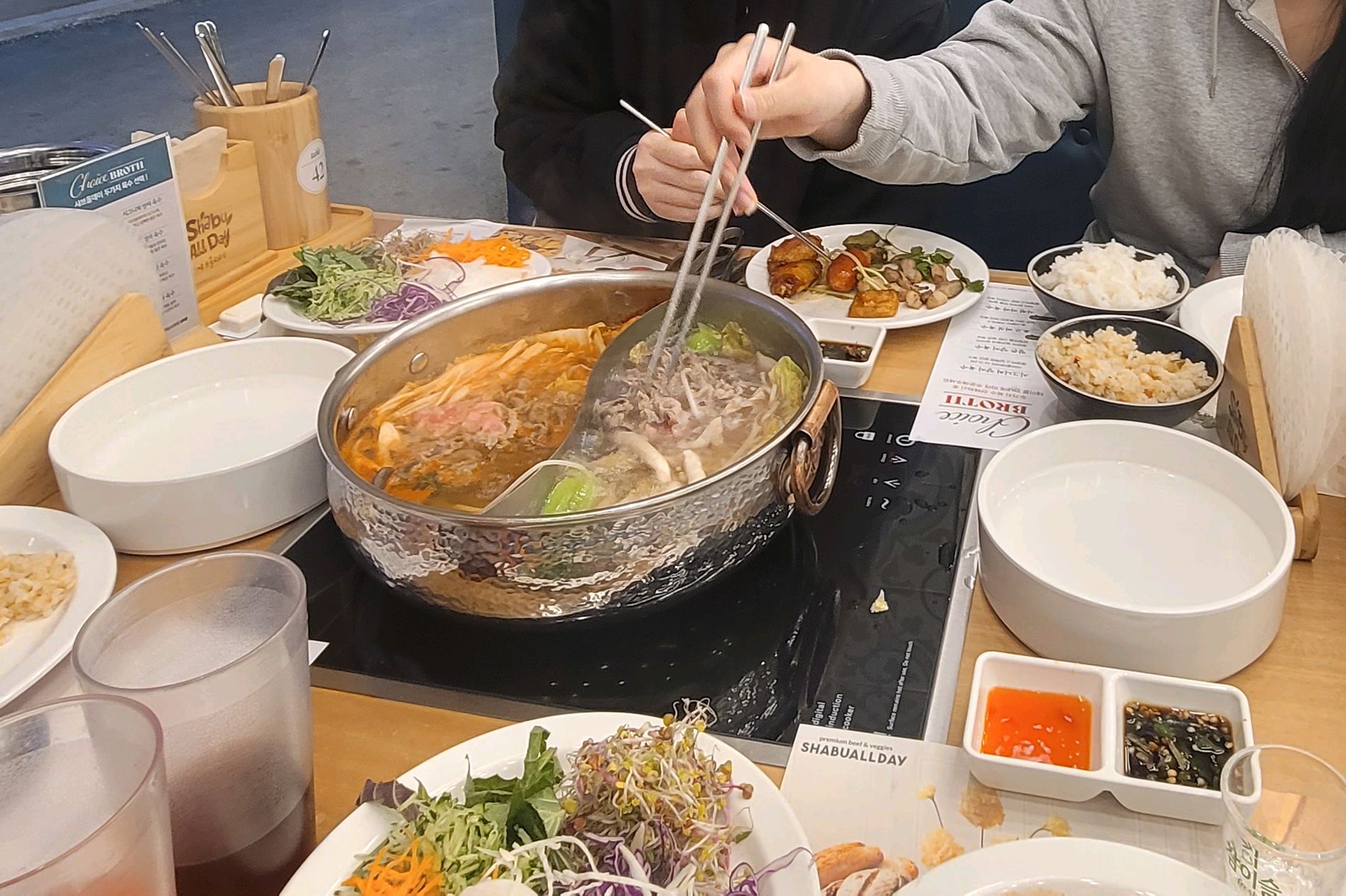 불금에 자리없어 어쩌나했는데 입구들어서자마자 - 향남 맛집 샤브올데이 화성향남점
