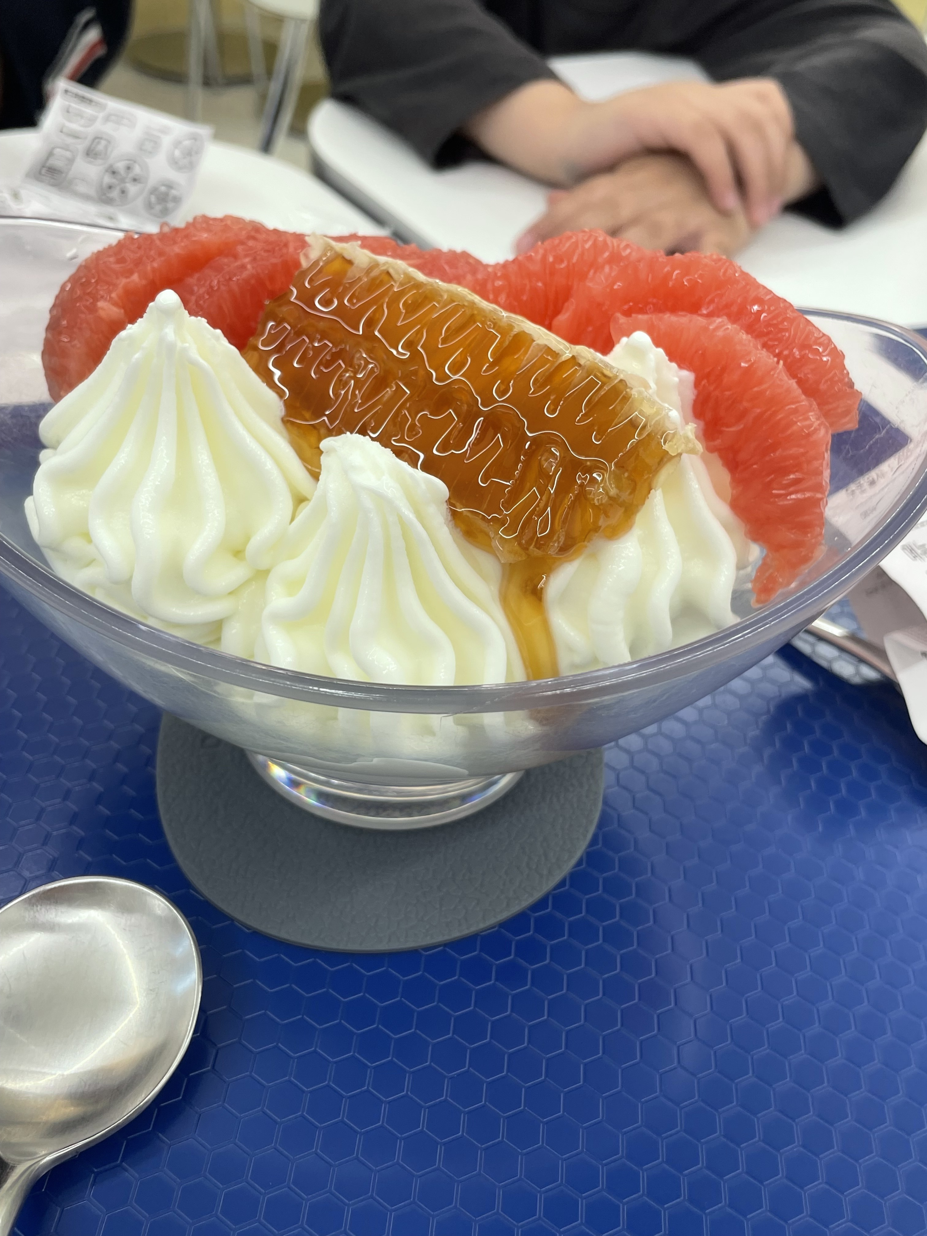 요아정 카페 처음 방문하는데 역시 배달로 먹는거보다 훨씬 맛있어요..💗 실제 방문해서 먹으