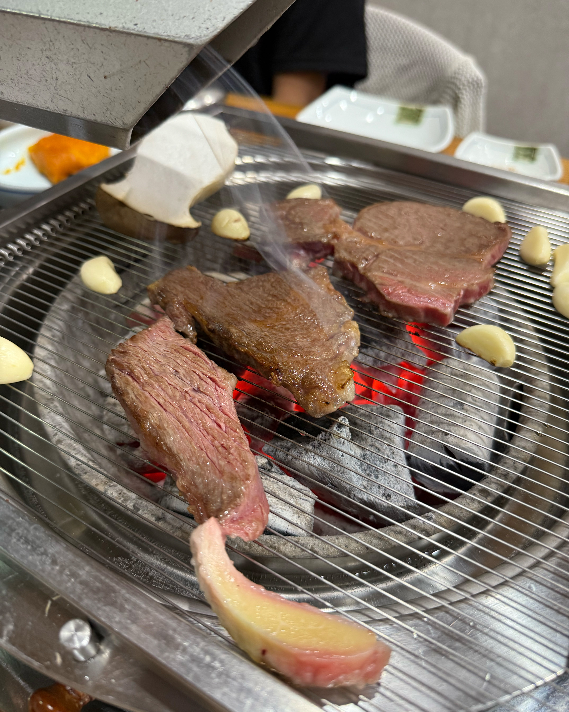 반찬도 정갈하게 잘 나오고 주차장도 넓고 고기도 맛나요~^^ 엄마모시고 분위기있게 맛있게