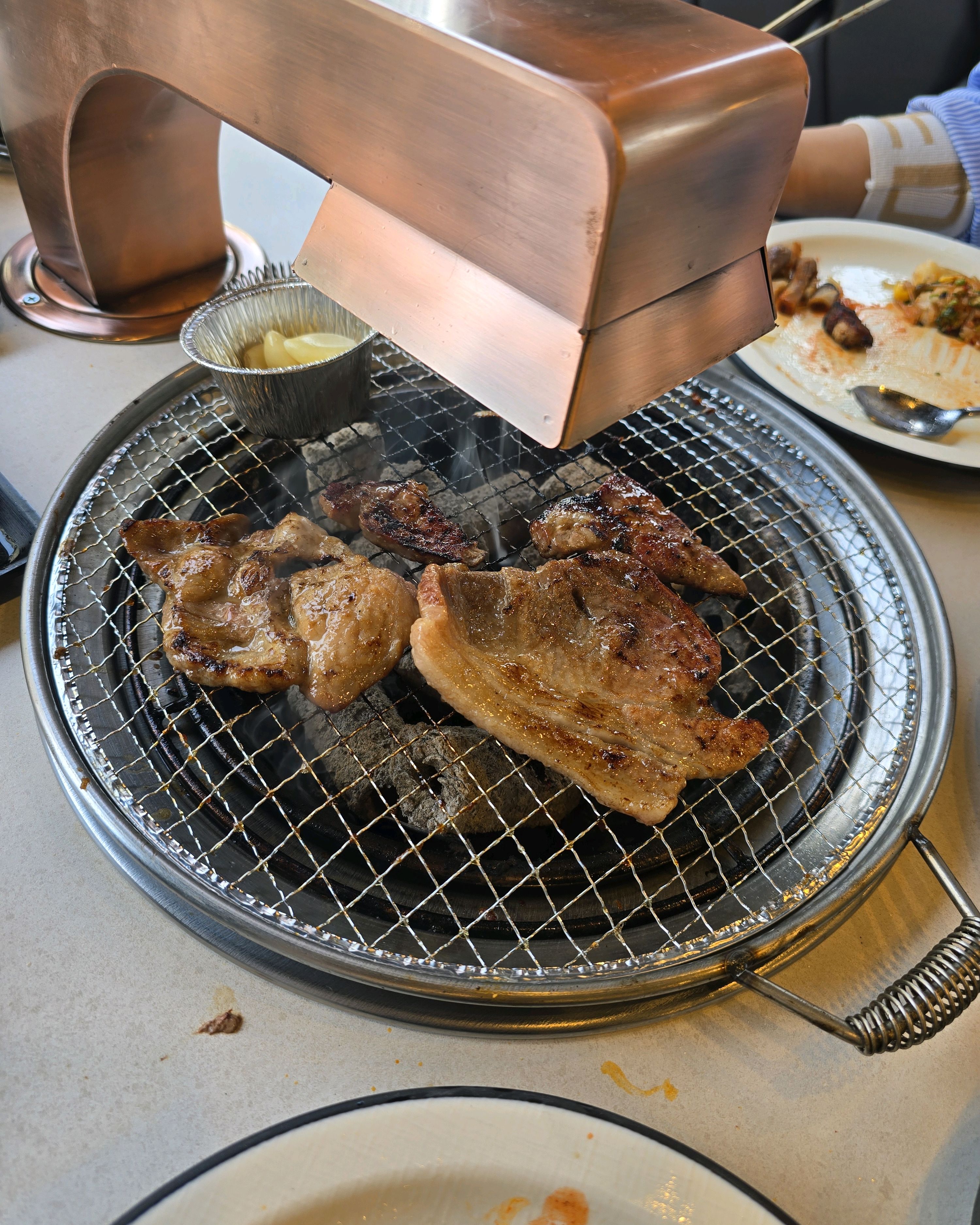 야외에서 바베큐 먹는 것 같아요. - 대전 맛집 육미제당 대전괴정롯데점