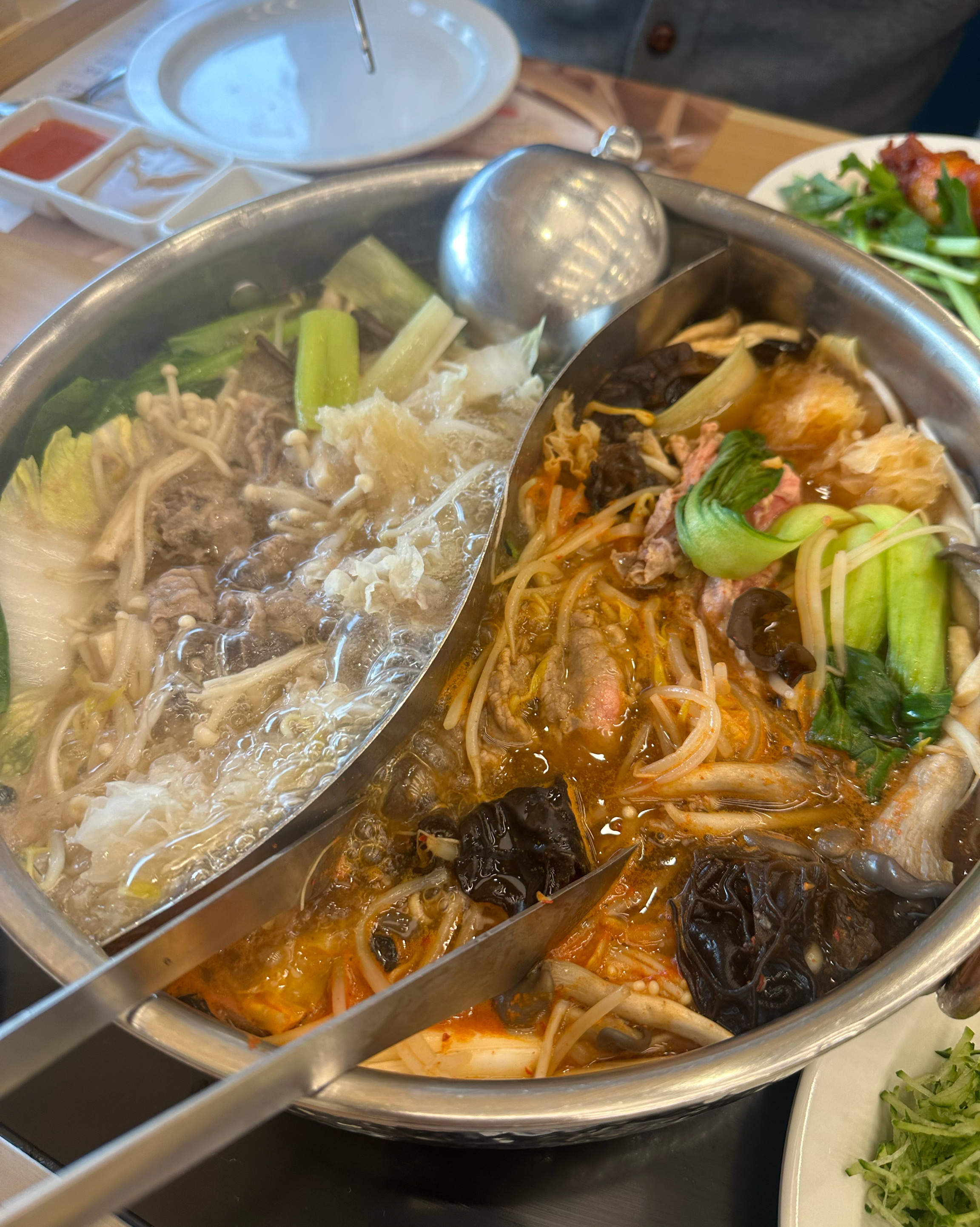 직원들이 너무 친절해서 먹기 전부터 기분이 좋았습니다! 음식 종류도 많고 신선합니다 맛있어