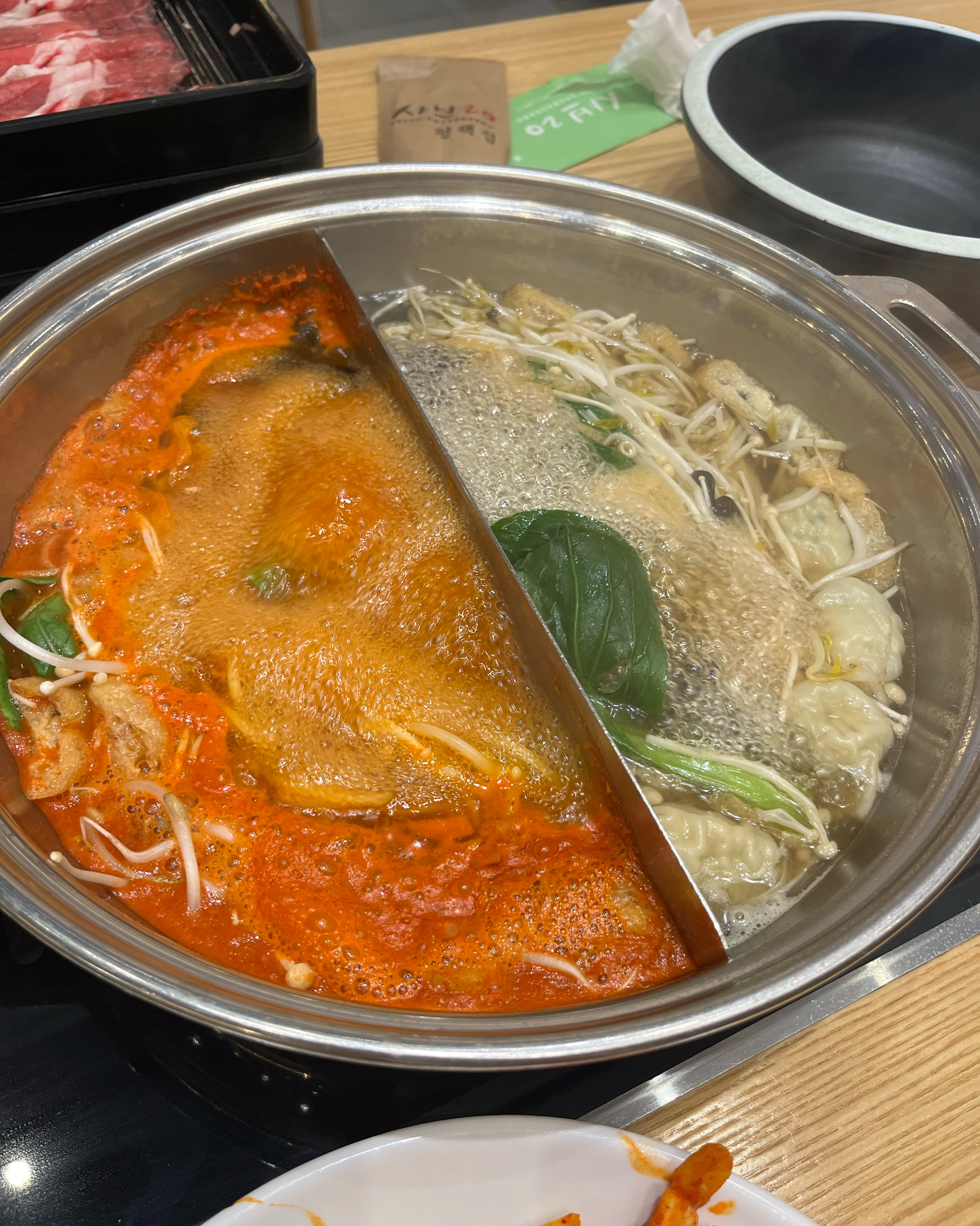 샤브20원래도 조아햇는데 여전히 맛잇어요 ㅋㅋㅋ가게도 엄청 넓고 직원분들 넘 친절 ㅠㅠ고기