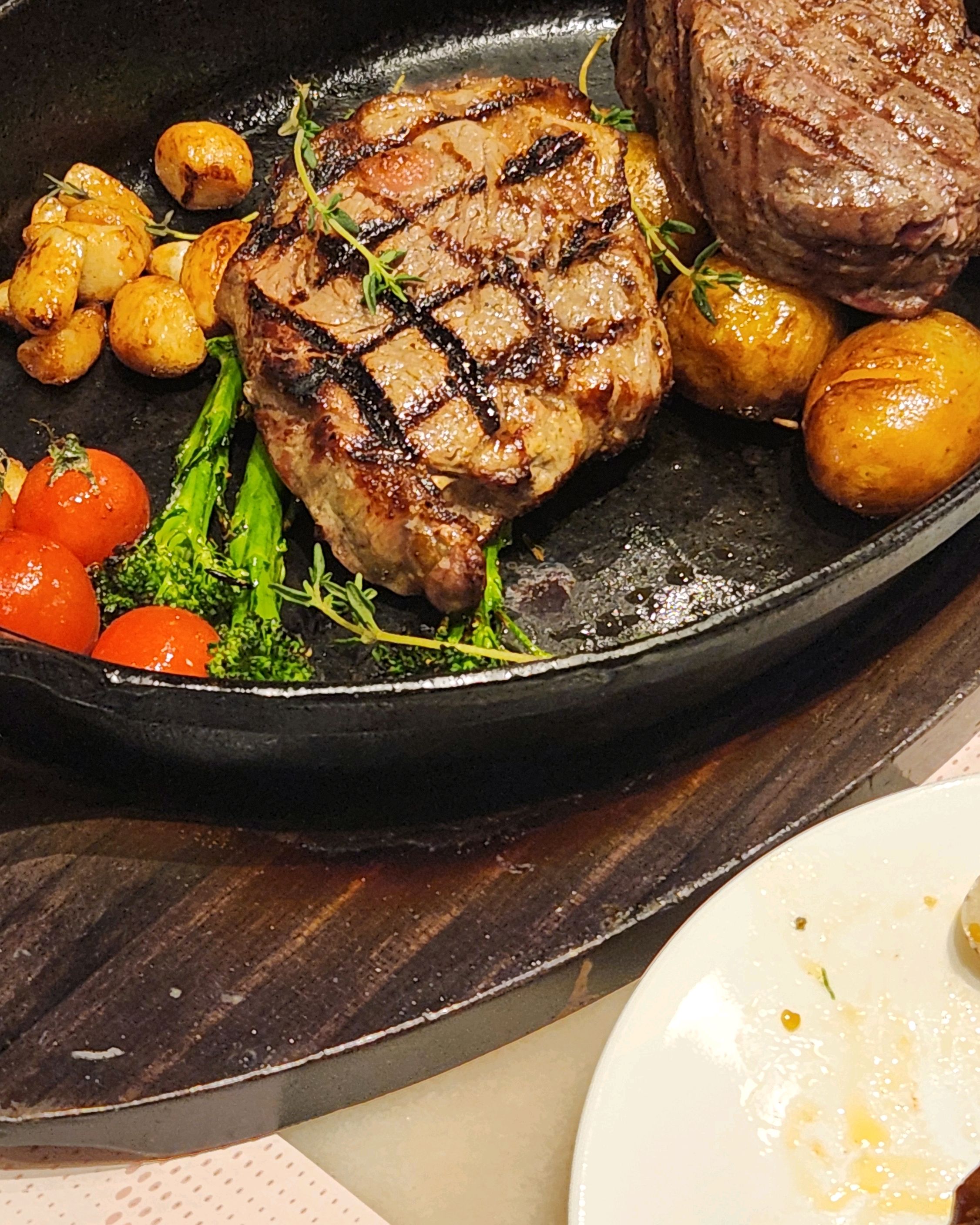 스테이크가 너무 맛있고,오늘 다양한 메뉴가 나와서 정말 맛있게 먹고 갑니다 ㅎㅎ. - 상동역 맛집 빕스 중동소풍점