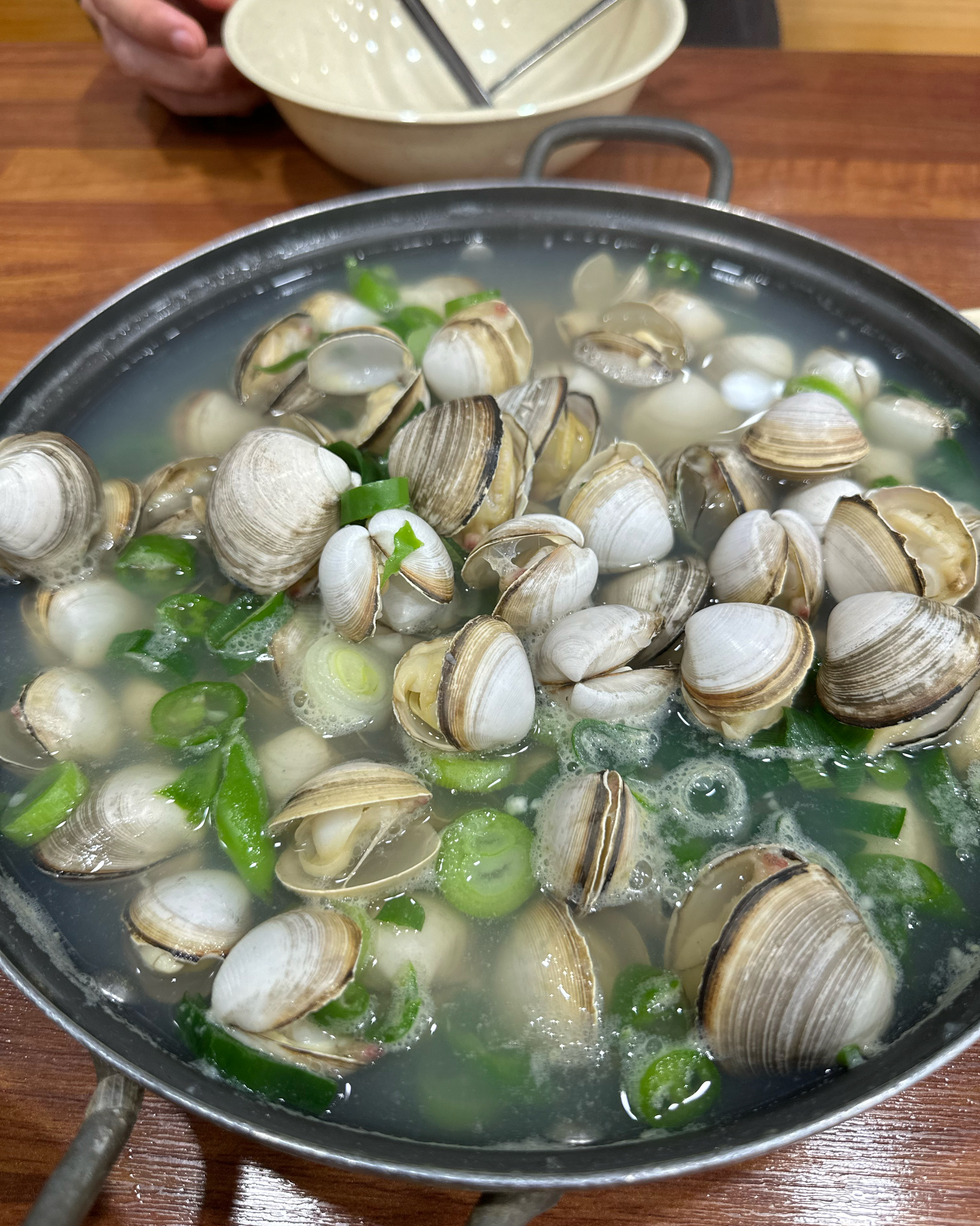 국물이 미쳤어요. 김치가 맛있어서 공기밥도 주문했습니다 - 대전 맛집 오씨칼국수