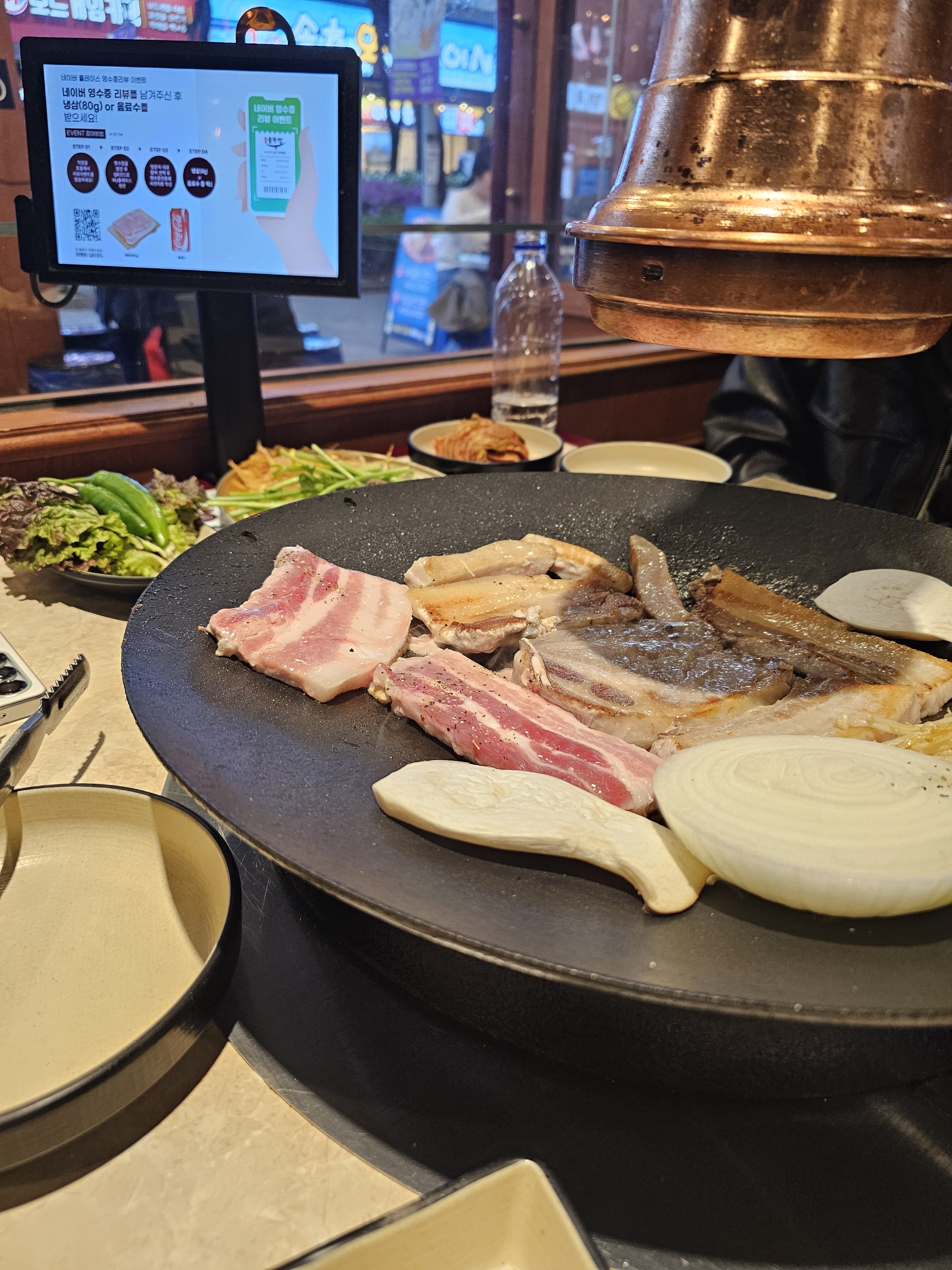 이번에 또 방문했어요! 뚜껑위에 고기를 굽는데,그레세 그런지 고기가 더 맛있는것 같아요!