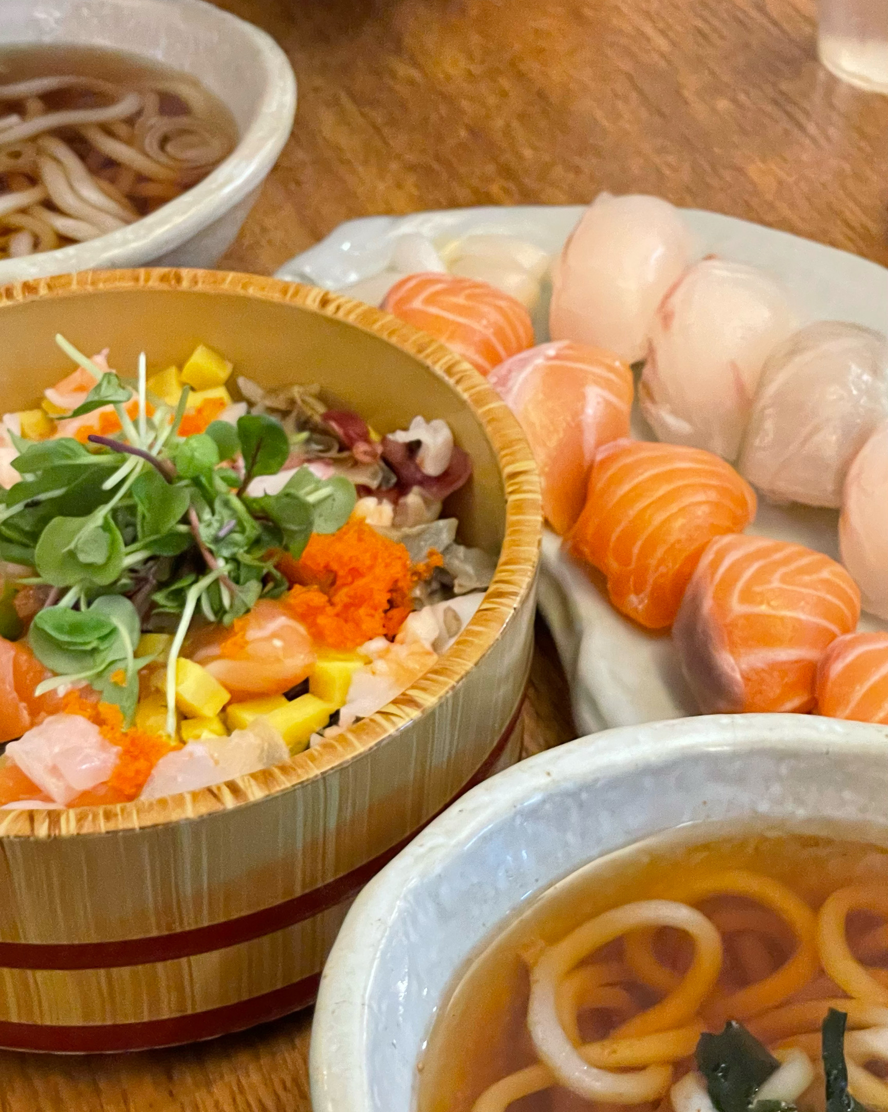 친구의 추천으로 다녀온 곳인데 너무 맛있었어요ㅠㅠ 초밥도 맛있었는데 특히 흐트러진덮밥이 진