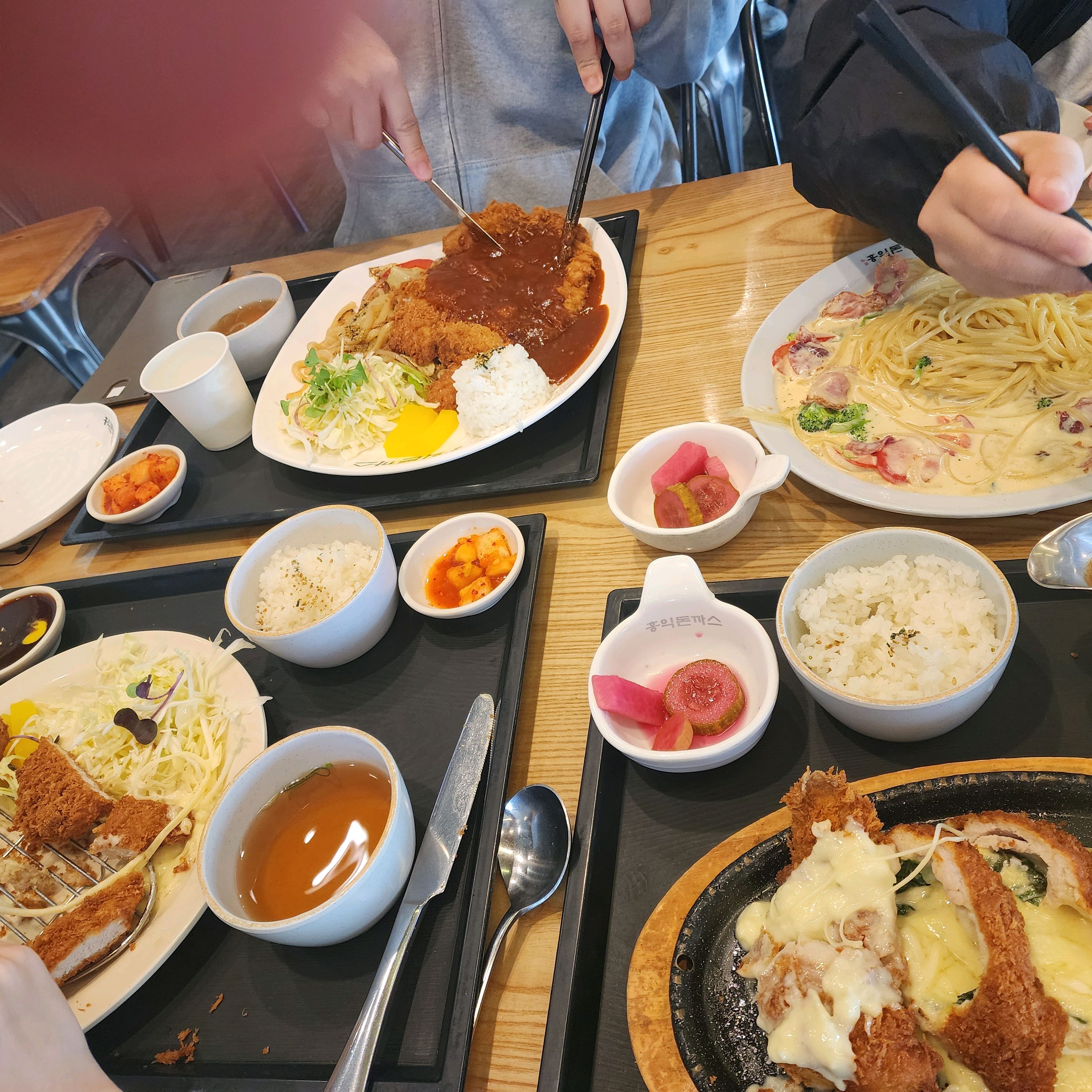 와 저희 아이들 잘 안먹는 편인데 1인 1메뉴해서 싹싹 다먹었어요 !! 뭔지는 잘 모르겠는