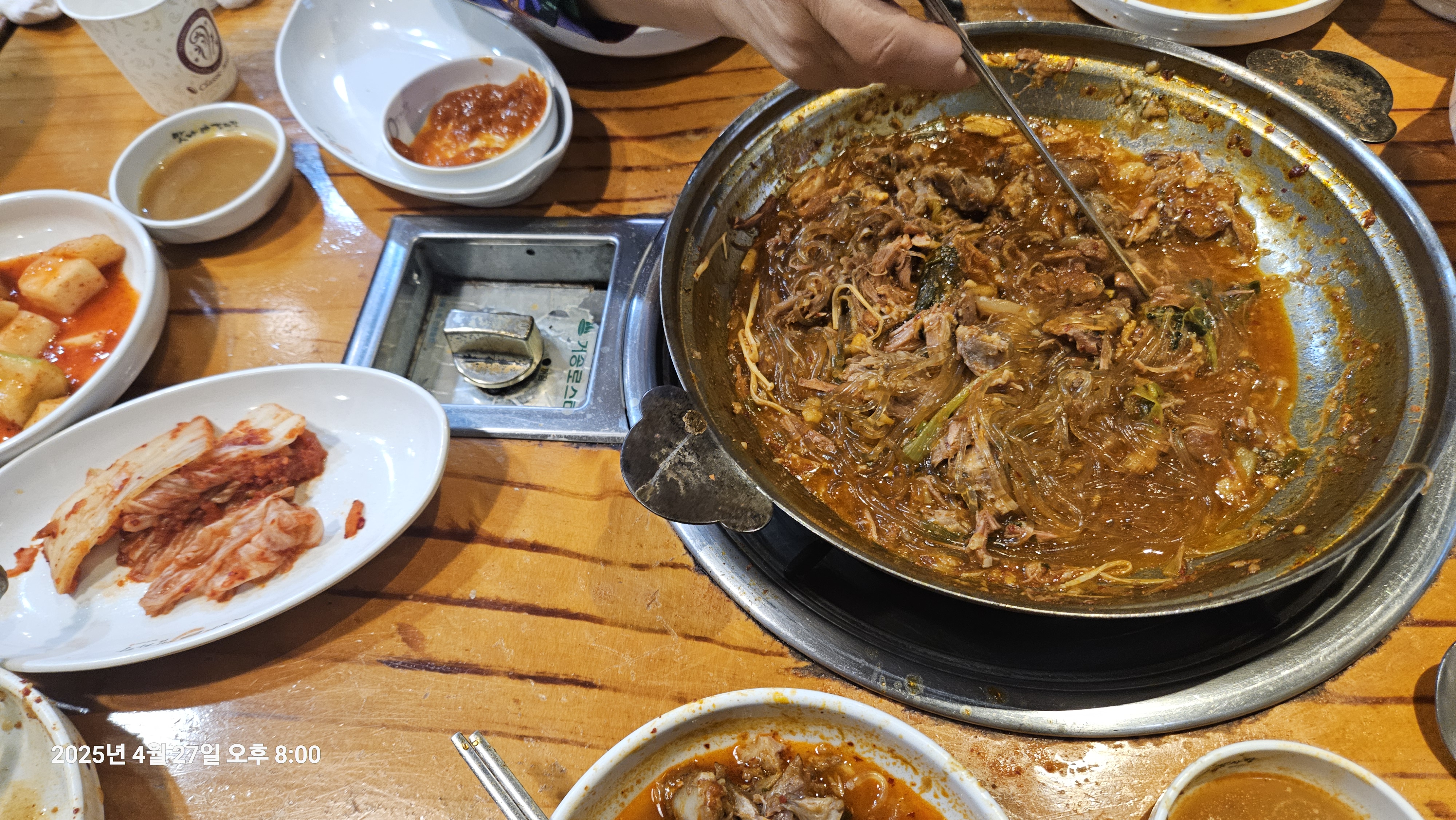 열심히 먹느라 남은 음식을 찍어버렸네요^^ 가끔 모임 하는 곳이라 맛이야 말해뭐해지요^^ - 천호동 맛집 맛나감자탕 명일점
