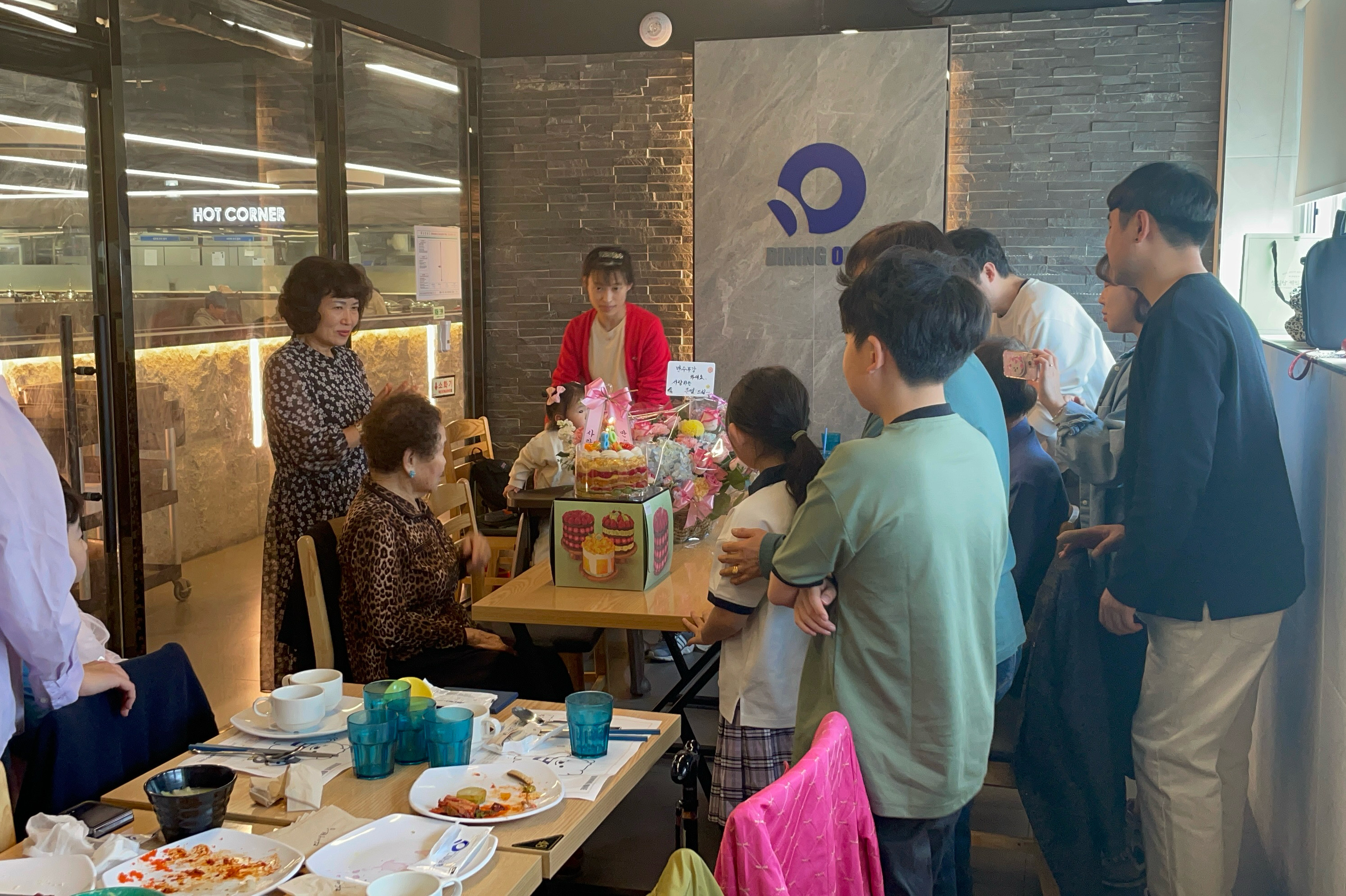 할머니생신을 맞아서 가족들 다같이 모여서 밥먹었어요! 초밥이 진짜너무맛있고 구성이알차요!!
