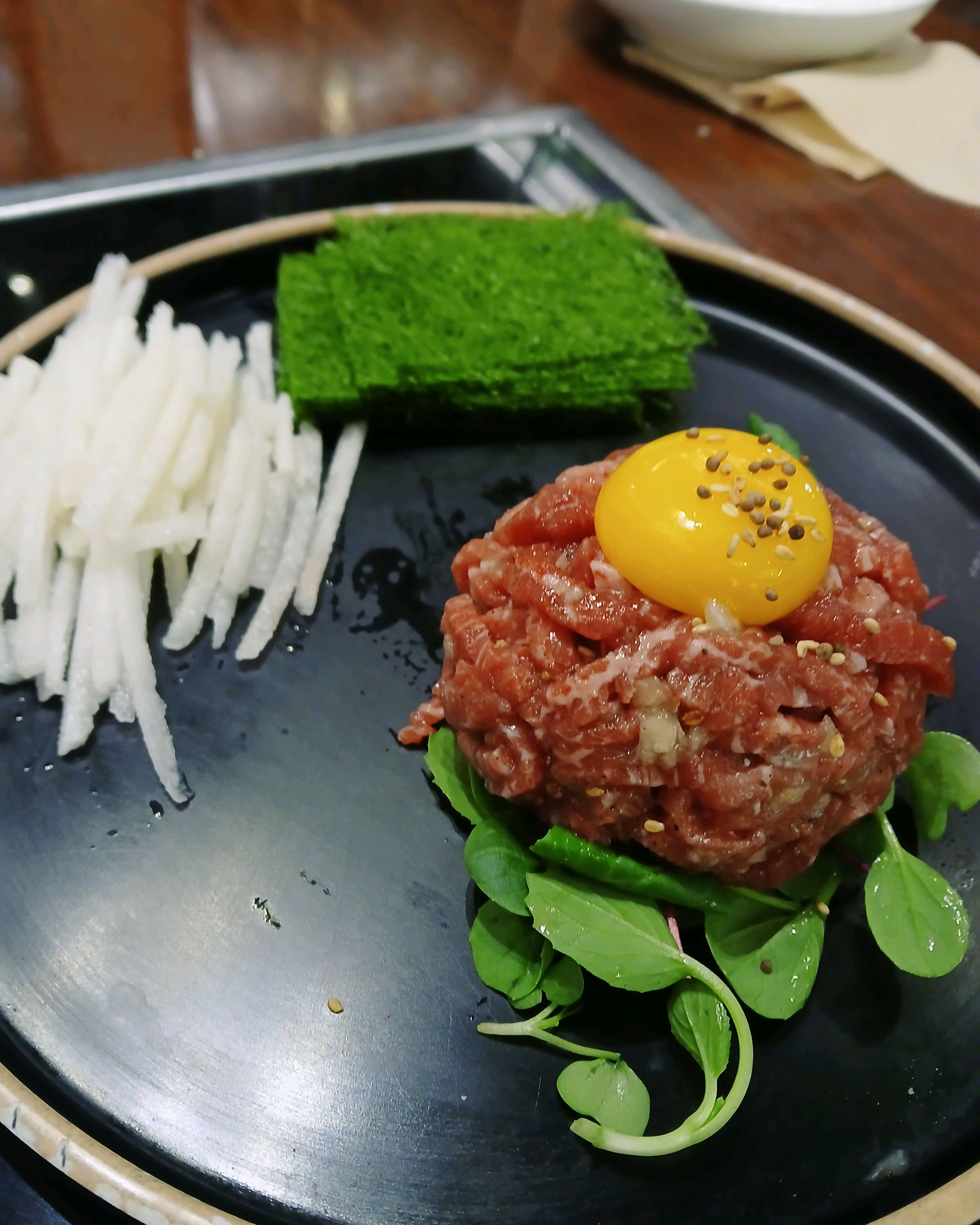 육회가 먹어 본 것 중에 가장 맛있어요!! 잡내도 없고 부드러워요 자꾸 생각나서 어제도 왔