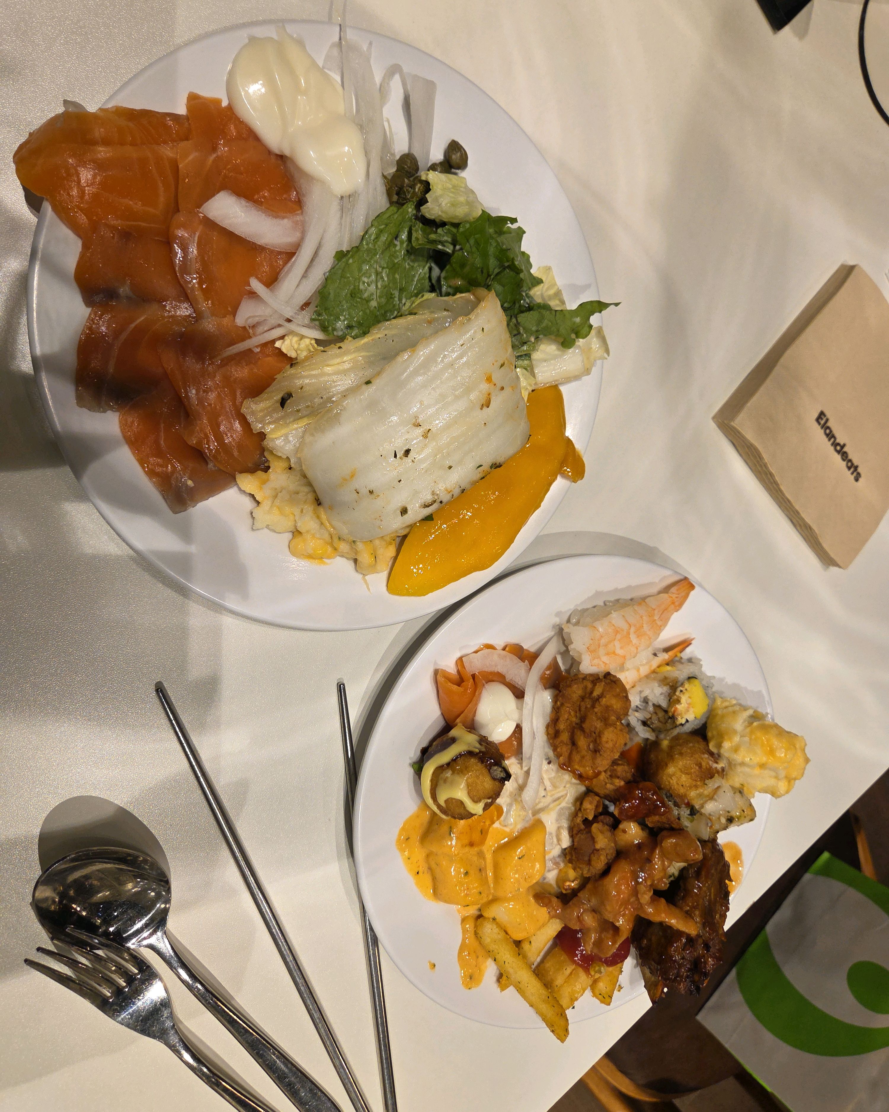 연어도 맛있고요 지금 치킨 축제 하고 있어서 여러종류 치킨 맛볼수있어요!! - 가산디지털단지 맛집 애슐리퀸즈 가산퍼블릭점