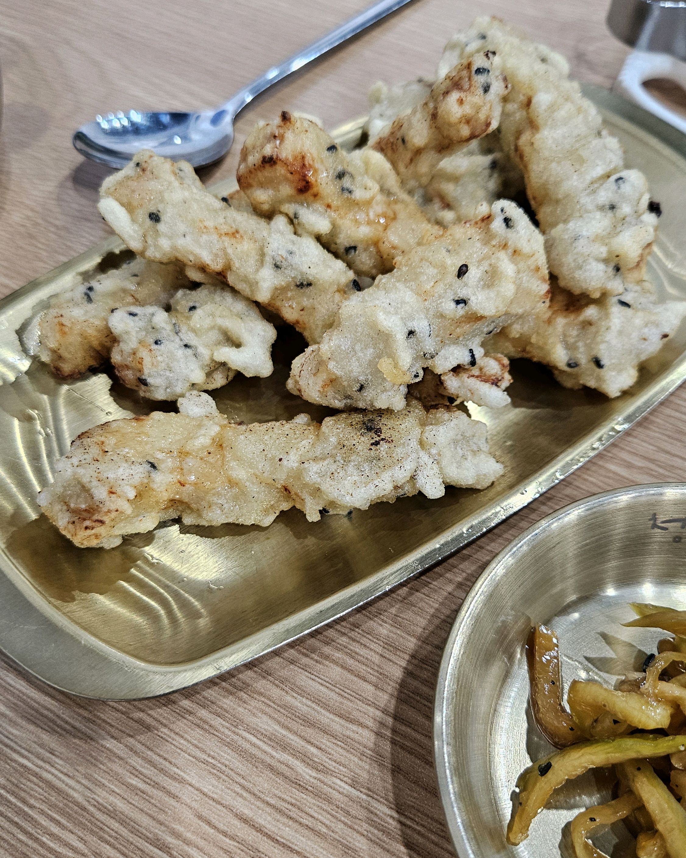 인터넷에서 찾아보고 왔어요 탈수육이랑 칼국수 너무 맛있네요 일단 양이 푸짐해서