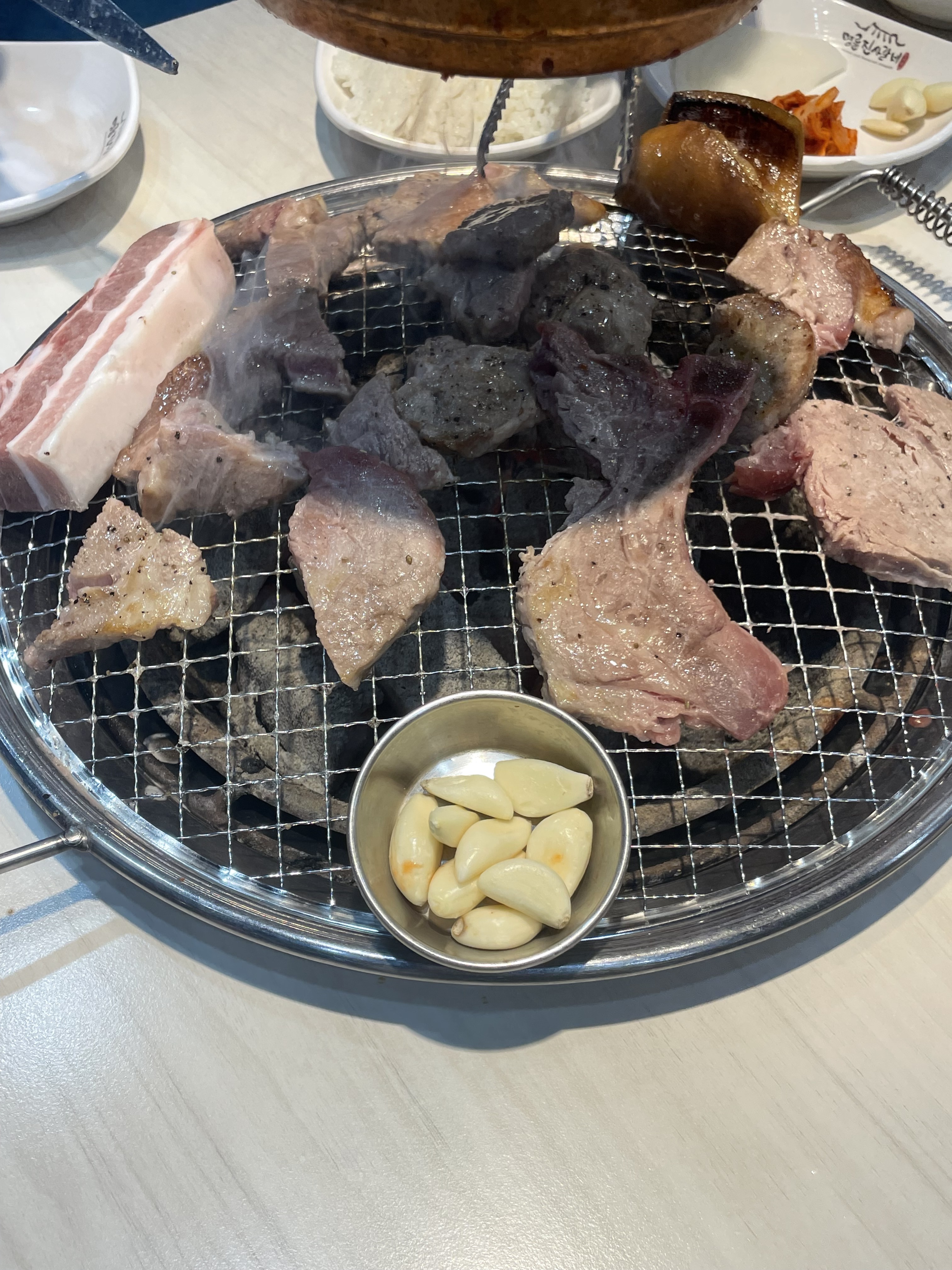 너무 맛있고 샐러드바도 종류가 많아요!!!! 그리고 이벤트로 주류랑 사이드 오십프로 할인하