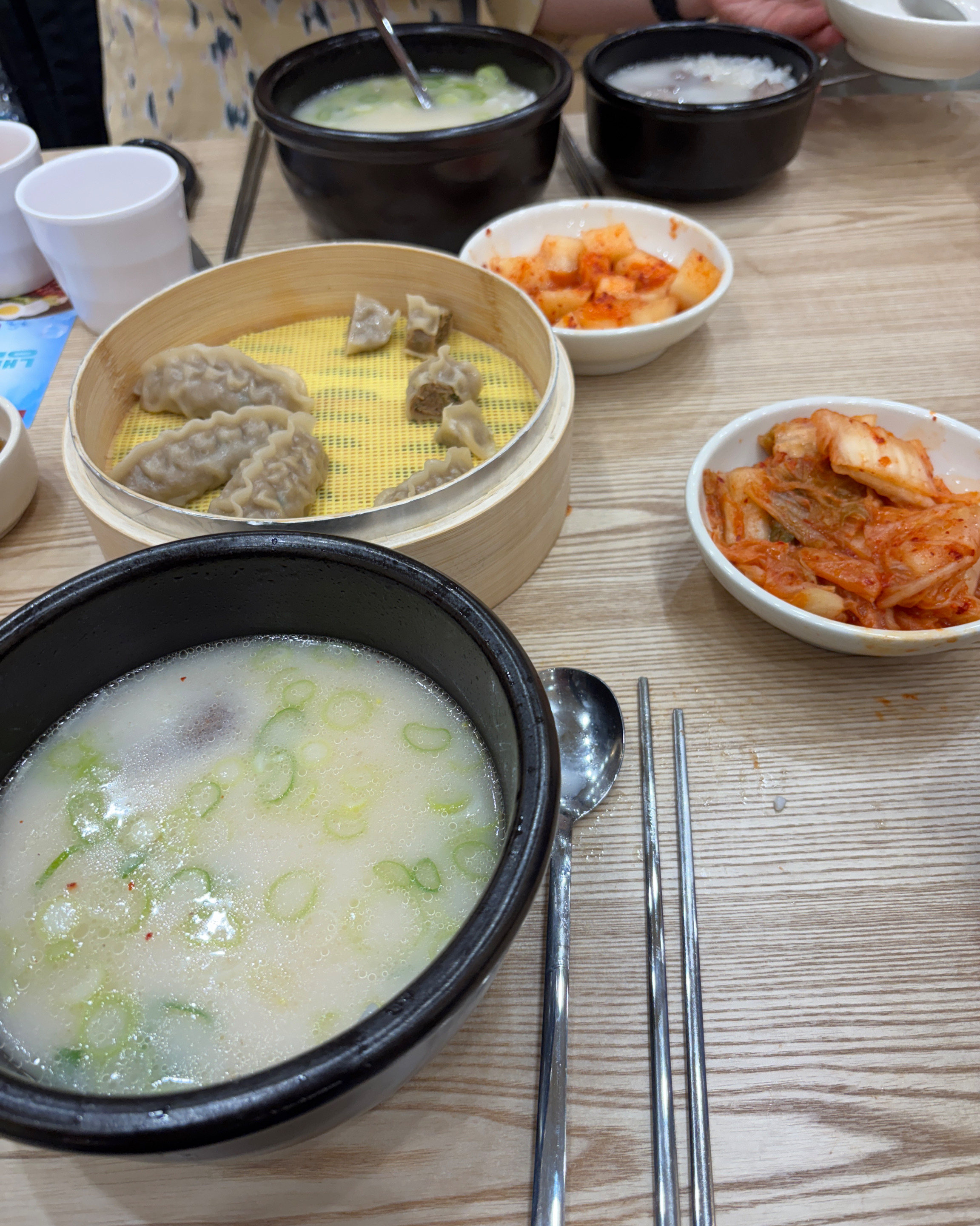 속초에 여행왔다가 따끈한 설렁탕 한그릇 먹고 싶어서 찾아 온 곳이예요~ 설렁탕은 김치 맛이