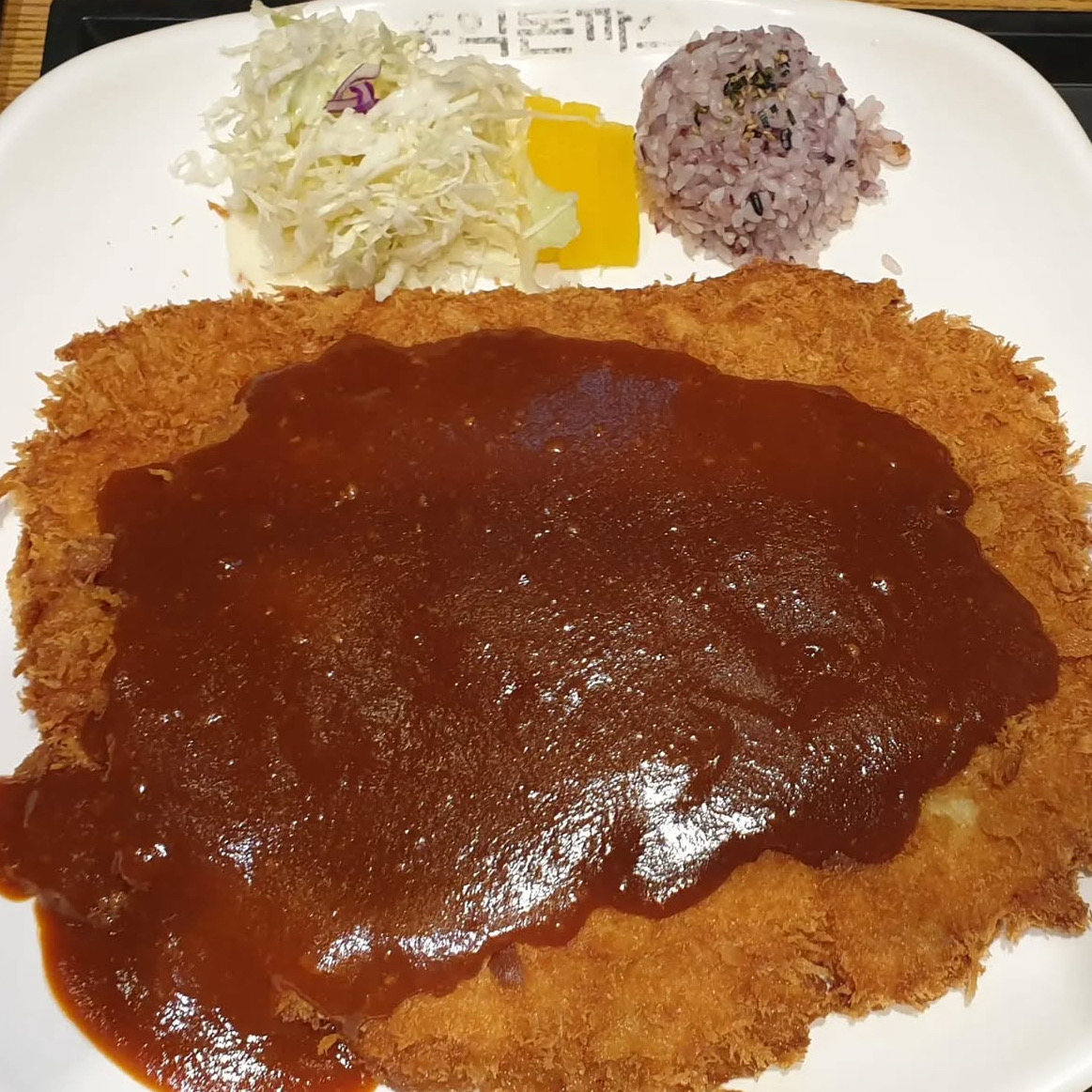 우선 사장님이 너무너무 친절하세요. - 부산 명지 맛집 홍익돈까스 부산명지점