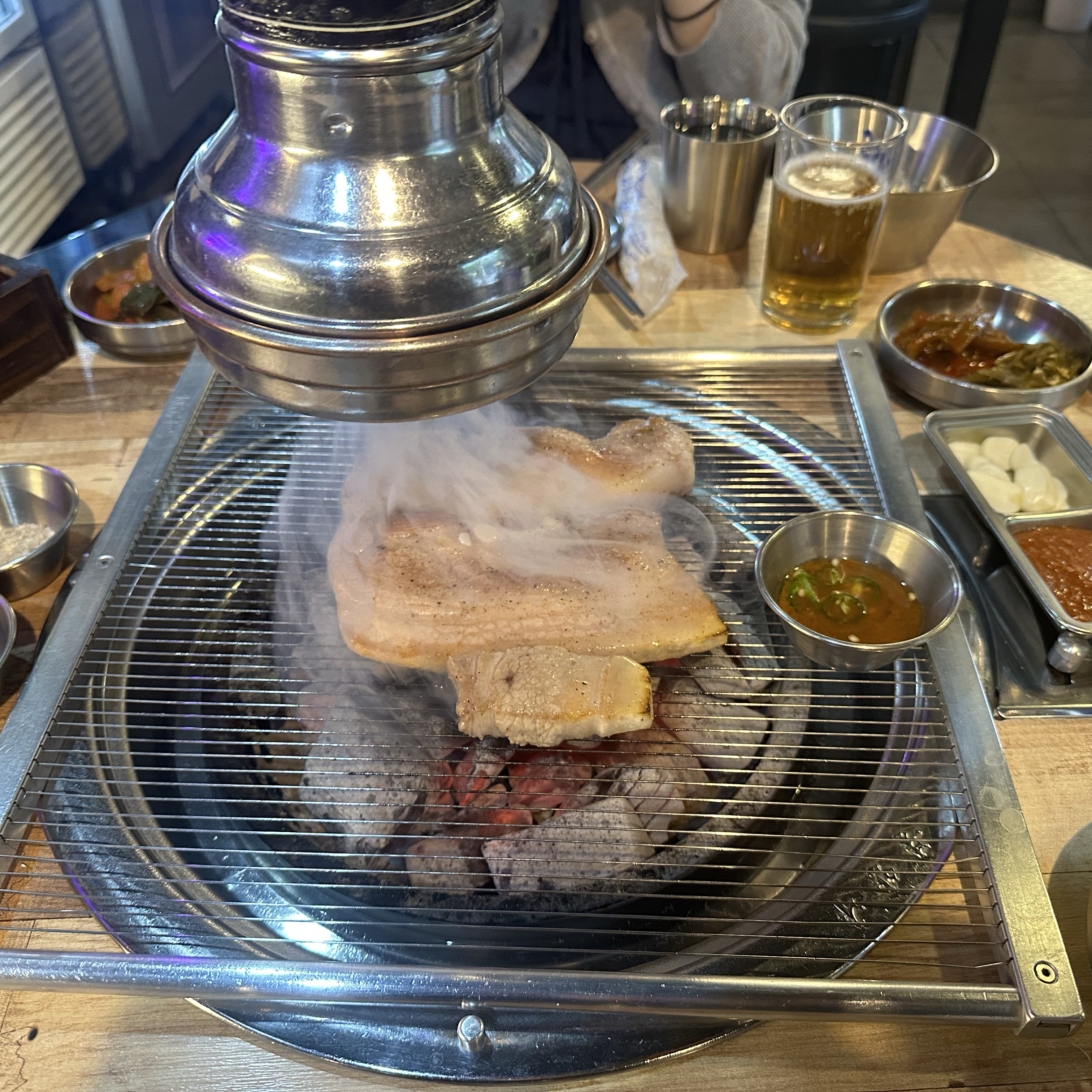 검색해보고 찾아왔는데 직원분들도 친절하시고 고기도 맛있어요 ㅎㅎ 명이나물 파김치 등 밑반찬