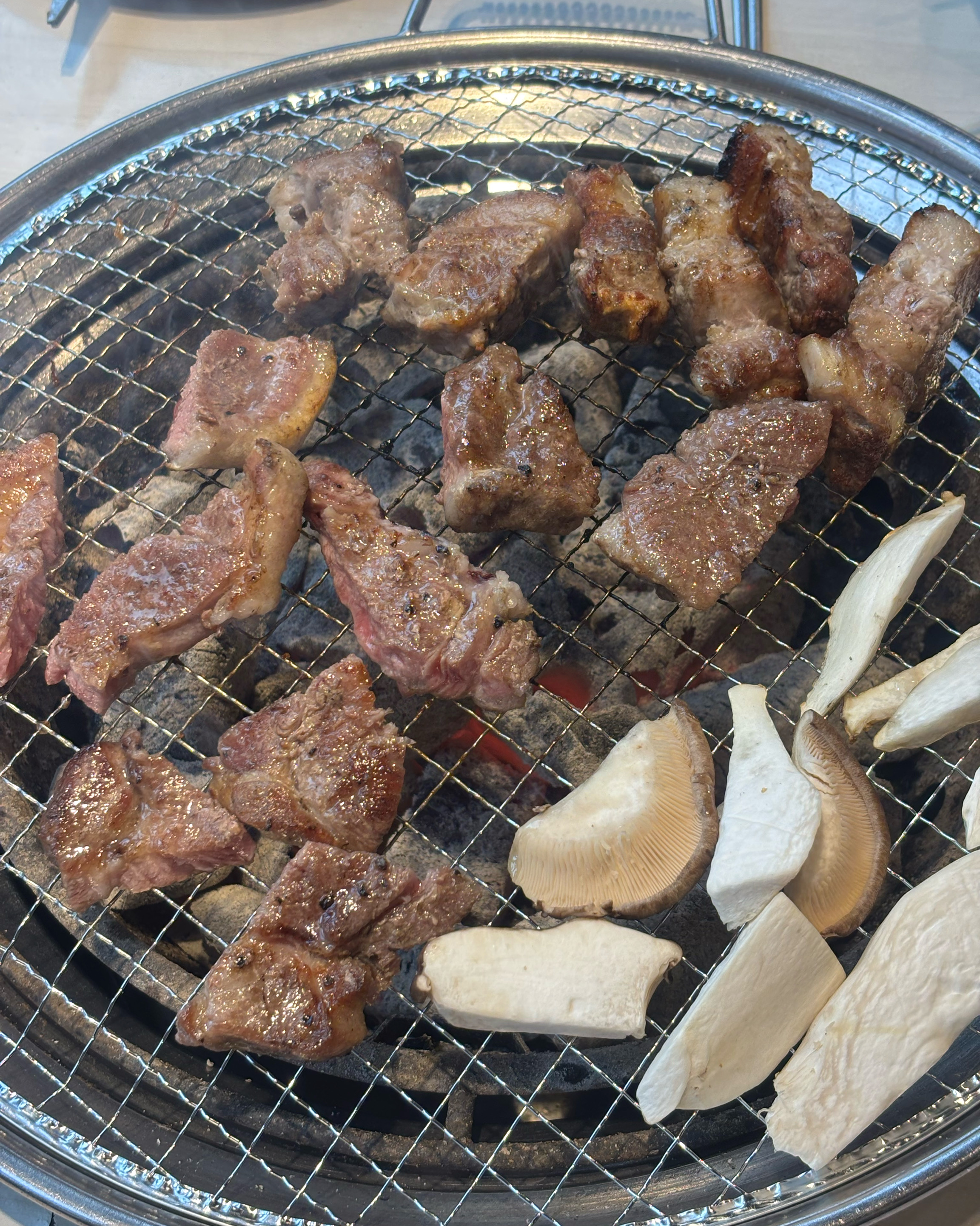 고기 질이 엄청 좋아요 ㅠㅠ 명륜진사갈비가 점바점이라구 그래서 일부러 여기 왔는데 정답이었