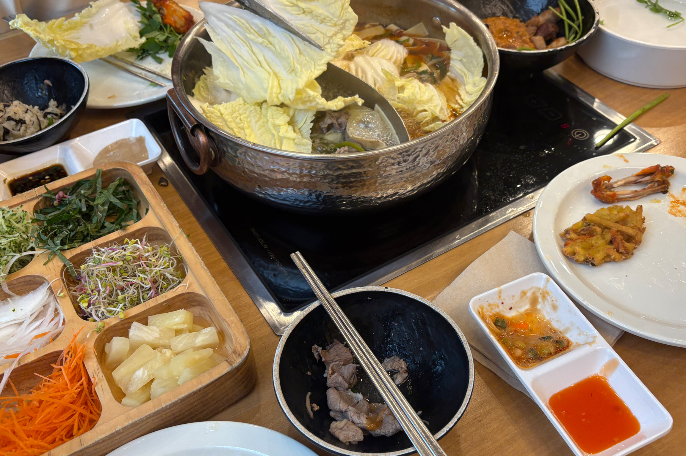 😰가정점은 여느 샤브올데이처럼 깔끔하고 맛은 있어요. 그런데 다른 지점들보다 좁아서 사람이