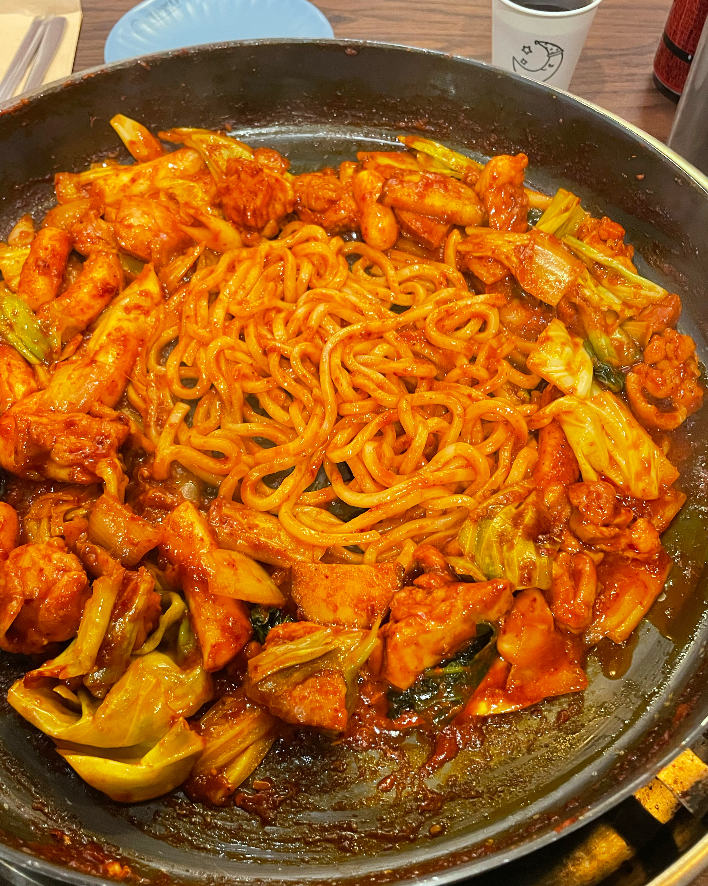 닭고기 질이 좋고 양념도 너무 짜지않고 적당히 매콤해서 아주 맛있어요! 들기름 막국수도 감